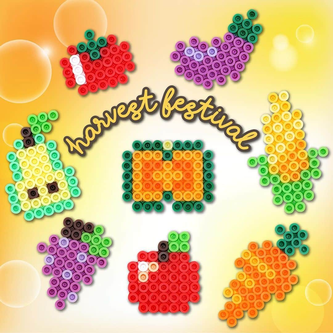 PerlerbeadsJP（パーラービーズ）さんのインスタグラム写真 - (PerlerbeadsJP（パーラービーズ）Instagram)「🍎好評発売中🍎 プレートを重ねて簡単に作れる図案シートセット 「ビーズアートコレクション vol.1」✨  今日は80種類もの図案の中から野菜や果物のミニサイズ作品をご紹介🍅🍆🍏✨ 実りの秋を感じられるモチーフは食育にもぴったり☺️  「ビーズアートコレクション vol.1」には、スイーツ🍰植物🪴動物🐧乗り物🚙など、他にもいろいろな種類の原寸大図案がいっぱい✨ 初めての方でも作りやすい小さめの作品から、大きめサイズの作品まで豊富なバリエーション😆🎶  そして❣️単色ビーズカラーリストも掲載しているので、欲しい色を買い足すときにとっても便利🌟  よかったらぜひチェックしてくださいね🍇  ※「プレートセット S」各種（別売り）が必要です。  「パーラービーズ ビーズアートコレクション vol.1」 対象年齢5才以上 価格440円（税抜400円） 【セット内容】図案シート×5 ……………………………………………………………… #おうち遊び #室内遊び #指先遊び #色遊び #季節の製作 #秋の製作 #製作遊び #食欲の秋 #食べ物モチーフ #野菜モチーフ #ミニチュアフード #雨の日の過ごし方 #雨の日の遊び #子どもとの暮らし #ハンドメイド初心者 #子どものいる暮らし #おうち時間 #アイロンビーズ #ironbeads #perlerbeads #パーラービーズ #beadsart  @kawadatoys_official」10月16日 16時34分 - perlerbeads_jp