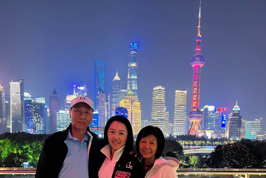 ケリー・タンさんのインスタグラム写真 - (ケリー・タンInstagram)「谢谢🙏 @buicklpgashanghai2023 The fans were amazing! Loved seeing Shanghai for the first time ❤️ @chicktoohotforu thanks for coming out 🫶🏻 • • • #AsiaSwing #Shanghai #China #LPGA #BuickLpgaShanghai2023 #TeamKT #QizhongGarden #UnleashYourInnerTiger #TeamJL #TeamDuca」10月16日 16時36分 - kellytan33