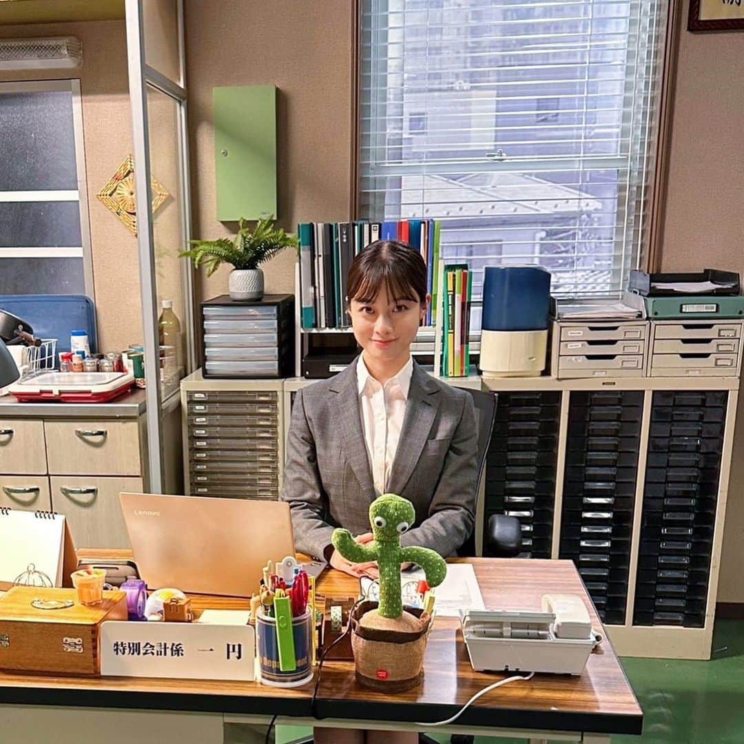 橋本環奈のインスタグラム：「こんにちは！環奈MGです。  今夜10時は！ 「トクメイ！警視庁特別会計係」がいよいよスタートです👮  是非ご覧ください🫡  #橋本環奈 #橋本環奈2023 #橋本環奈マネージャー #トクメイ」