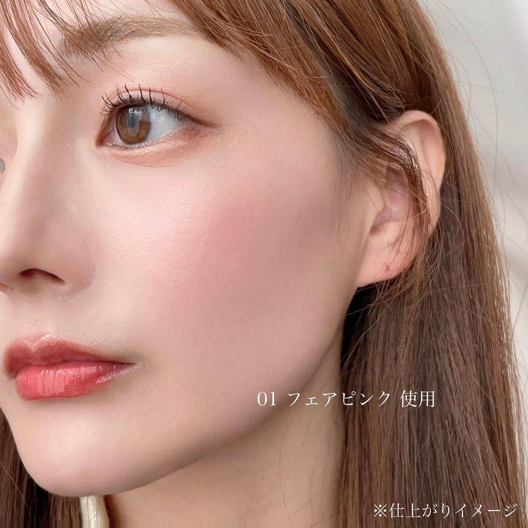 大田くるみさんのインスタグラム写真 - (大田くるみInstagram)「テクニックいらず！  韓国でトレンドのカラーを使って肌をトーンアップしてくれる  クッションファンデーションが登場✨  ---   ☑︎ケイト  カラー&カバークッション  01フェアピンク  02フレッシュアプリコット  03スノーライラック  ※ケース別売   ---  トーンアップの秘密はこのニュアンスカラー🩵  ニュアンスカラーだからこそ  透明感のある韓国風のトーンアップした仕上がりに！  ファンデ自体の見た目が結構色が強いので、  最初はちょっとびっくりするけど  少しずつ重ねていくと馴染んできます💫  特に 01フェアピンクは  アイドルっぽメイクをしたい時にぴったりです🩵  .  .  .  #PR #ケイト#ケイトカラーカバークッション #韓国メイク #クッションファンデ  #トーン爆上げクッション  *KATE従来品比」10月16日 18時10分 - kurumimi1113