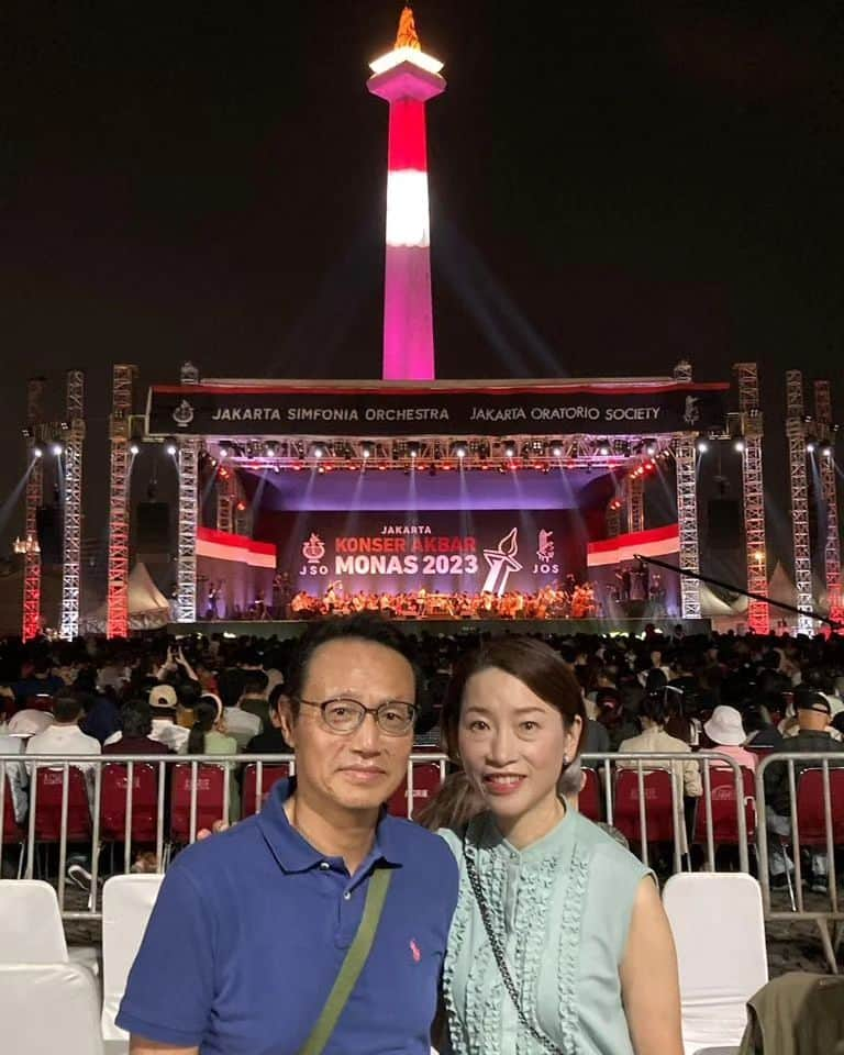 石井正文のインスタグラム：「Saya pergi ke konser akbar yang rutin diadakan di Monas, pada akhir pekan lalu. Terima kasih atas pertunjukan dan paduan suara yang luar biasa.  週末にモナスで行われた、恒例のコンサートに行って来ました。素晴らしい演奏とコーラスをありがとうございました。  #dubeskanasugi #dubesjepang #monas #65IndonesiaJepang」