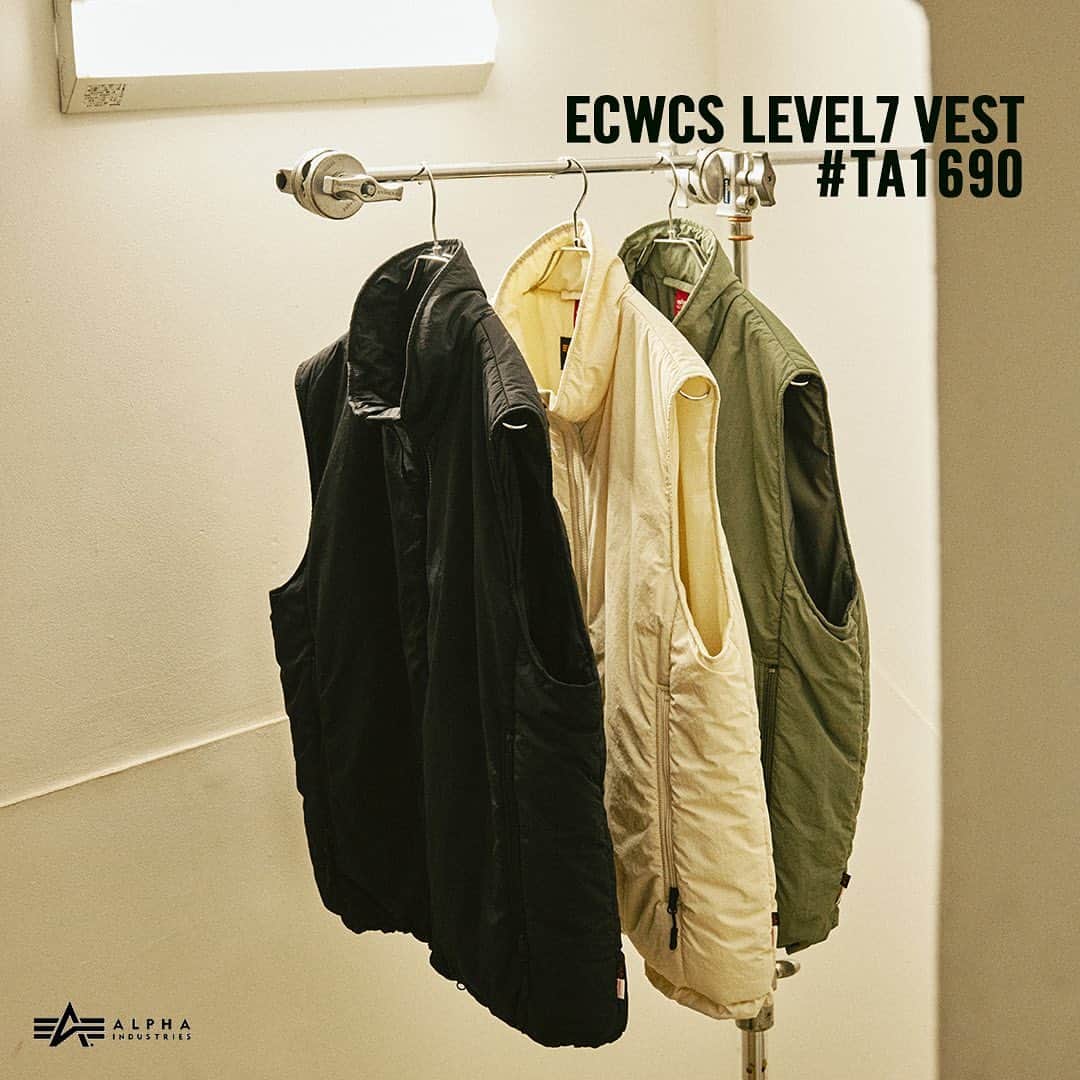 ALPHA INDUSTRIES JAPANのインスタグラム：「PCUと言われる、米軍の特殊部隊のための防寒服。中わたには機能素材サーモライトを使用した、軽くて保温性の高いベスト。 独特なドライタッチ感のある風合いでシワが目立ちにくく、かつ薄手で柔らかなナイロン生地は肌に馴染む素材。  ECWCS LEVEL7 VEST  # TA1690 ¥19,800(in tax） Col : 001(BLACK) , 059(V.GRAY) , 065(LIME STONE)  Size :  M , L , XL    #alpha_industries_japan  #alpha_industries  #ALPHAINDUSTRIES #ALPHA #ALPHASHOP #VEST #サーモライト   #streetsnap #ファッションスナップ #military #fashion #outfitpost #ALPHA渋谷店 #アルファインダストリーズ #ミリタリー  #ミリタリーコーデ #ストリートファッション  #アメカジ  #ベスト #ベーシック #ベストコーデ #vestoutfit #秋コーデ #高機能 #ecwcs #ecwcslevel7」