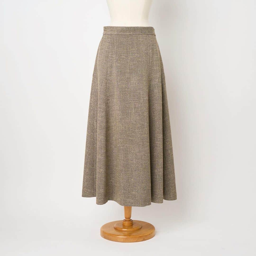 SINMEのインスタグラム：「ツィードフレアスカート  ジャケットと同じツィード素材で、昨年の秋冬に展開したポンチ素材のスカートと同型のスカートをつくりました。  ドレープ感に品があり、揺れる様子がとても綺麗なフレアスカートです。  タートルニット、Vネックニットはもちろん、白シャツやサテンのブラウスなど、いろんなタイプとのコーディネートに役立って一枚です。  昨年はMサイズ1サイズでしたが、今年は0・1の2サイズ展開。 昨年のMサイズが｢1｣サイズとなります。  ツィードフレアスカート color・mix (1色展開) size・0 . 1 price・ ¥36,000+tax  オンラインストアに入荷しています。」