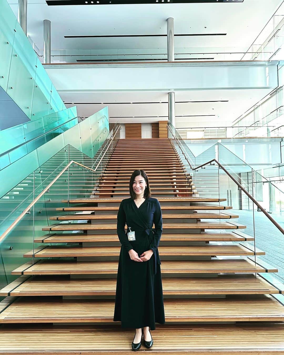 末吉里花のインスタグラム：「おかげさまで、今日またひとつ歳を重ねることができました。 これも、両親や家族、友人や仕事仲間など、多くの人たちの支えや助け、笑顔があったからこそです。 この場を借りて、心からお礼申し上げます。  しっかり歳は重ねているので笑、健康第一で過ごしていきたいです。  活動を始めて18年くらい経ちますが、ここ最近の世界全体の動きを見ると、やってきたことはやはり間違いのない方向だったのだと改めて感じています。  今日、活動を始めたときのことを思い出していました。 あの時、命を賭けて活動を続けていく、と決意をしたことを改めて思い出し、これからも命を賭けて活動を続けていくことは変わりませんが、これからはもう少しだけ余白を持ち楽しみながら、みんなと一緒に頑張っていきたい、と思いました。  まだまだ未熟者の私ですが、今後ともどうぞよろしくお願いいたします！  写真は、先日出席した首相官邸にて撮影したものです☺️  #1016 #birthday」