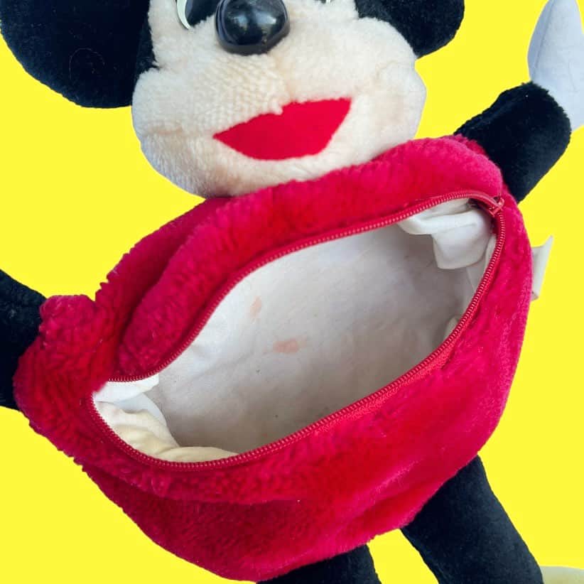 おもちゃやSPIRALさんのインスタグラム写真 - (おもちゃやSPIRALInstagram)「Vintage Minnie Mouse Waist pouch入荷しました💟✨🐭🎀  アジャスターで調節が可能なのでウエストポーチにもショルダーにもなります💫」10月16日 16時47分 - spiral_toy