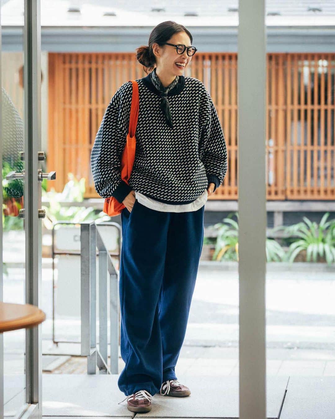 HOUYHNHNM／フイナムさんのインスタグラム写真 - (HOUYHNHNM／フイナムInstagram)「アメリカンでクラシックなムードをきちんと残しながら、日本人が着やすいようにアレンジされた「L.L.Bean Japan Edition」。  日々をアクティブに動き回るひとたちが、このコレクションを身にまといます。〈エル・エル・ビーン〉の機能性と、日本人のライフスタイルに添って生まれたデザインは、彼らの日常にどのようにフィットするのでしょうか？   前編では、自転車好きや山登りが趣味のモデル、釣り好きのシェフ、マルチに活躍するモデル、さらにはブランドのアーカイブを蒐集する古着屋オーナーまで、個性豊かな5名が登場です。  詳しくは @houyhnhnm_official のFEATUREから。」10月16日 18時00分 - houyhnhnm_official