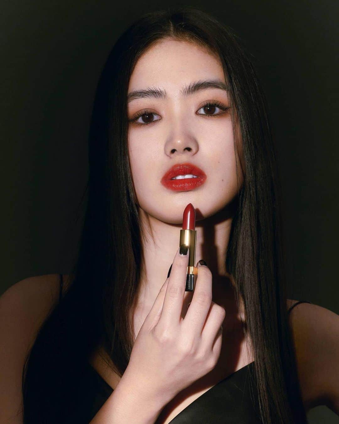 Vogue Taiwan Officialさんのインスタグラム写真 - (Vogue Taiwan OfficialInstagram)「「我現在最期待的就是趕快接到一個反派角色！」笑的時候唇邊有兩個深深的梨渦，怎麼看怎麼甜美的 @regina_lei_ 雷嘉汭，最想演的竟是反派？因為外型因素總是扮演乖乖牌，雷嘉汭這次藉著YSL全新推出的奢華緞面唇膏，擦上了自己很少嘗試的個性紅唇，彷彿化身亦正亦邪的女特務，小小地圓了次反派的夢！  #YSL奢華緞面唇膏 #高奢光誘吻唇 #YSLBeautyTW #VoguePresents」10月16日 16時49分 - voguetaiwan