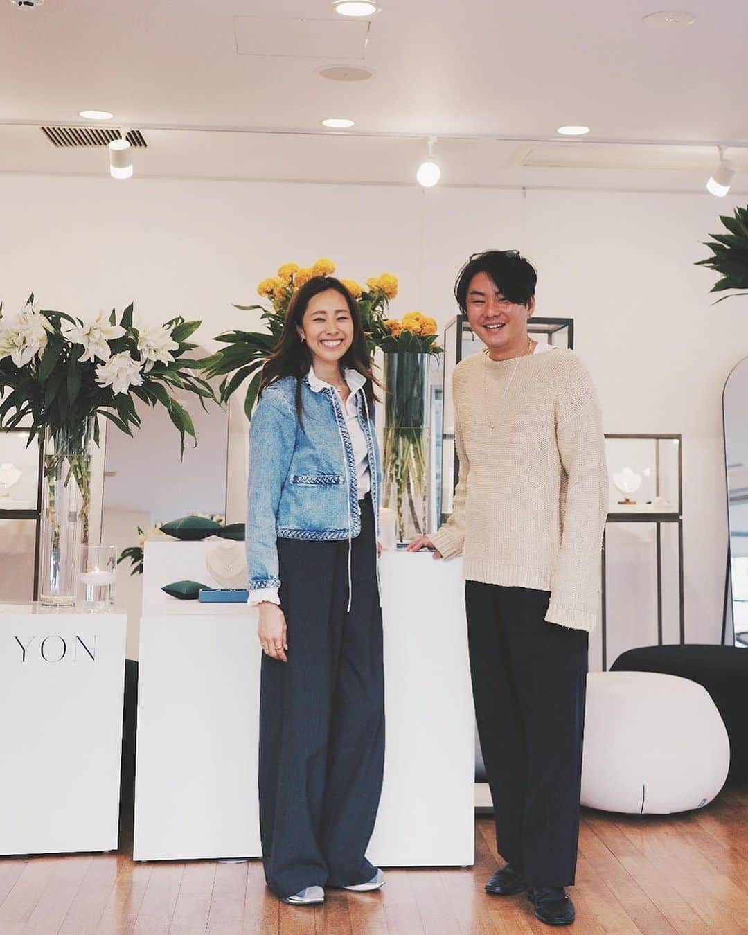 山城葉子のインスタグラム：「. ＹＯＮ新作exhibition at代官山無事に終わりました。 @yon__jewelry   大好きなお友達やお客様、初めましての方にも沢山会うことが出来て楽しい3日間でした。 ご来場くださった皆さま、ありがとうございました。  接客したというより、一緒に楽しい時間を過ごさせていただいたと言った方がいいくらい楽しかった。  そしてヒデヤさん。 一緒にいる時はいつも笑ってる😚 なんでこんなに面白いのかしら笑 @hideyaiida   12月のクリスマスシーズン、また2人で皆さまにお会い出来ることを楽しみにしています！」