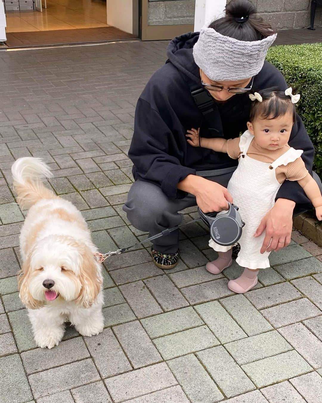 あんちゃんのインスタグラム：「リンクコーデ🐶👶🏻🤍  先日の家族旅行中日では 御殿場のアウトレットいったよ✨  あんちゃんも一緒に行けるから アウトレット行きがち。笑  モフモフとモチモチ 色を合わせてリンクコーデに🤍🤎  実はこの モチモチの着てるサロペットは 元々はクリーム色で😕  あんちゃんの毛の色に合わせて 私が漂白しました🤣🤍🤍  あんちゃんの毛は 綺麗な真っ白に 柔らかいウォームベージュ🐶  この色味がまたたまらなく好き🫶  今回もアウトレットで たくさんの方に声かけていただき ありがとうございました😳  いっぱい撫でてもらえて あんちゃんも嬉しそうでした🎶  あんちゃん初見の人からは 「なんの犬種ですか…？」 と聞かれる率１００%の 謎のモフモフ犬です🤣🤣🤣🐾  最後の２枚は アウトレットで疲れたのか 早く寝た翌日 元気に朝起こしに来てくれた時🥰  またみんなでアウトレット フラフラしたいなぁ✨  #キャバションあんちゃん #モフモフとモチモチ   #あんちゃん　#ぬいぐるみ犬 #スヌーピー  #スヌーピー犬 #キャバション　#キャバビション　 #キャバリア #キャバリアキングチャールズスパニエル #ビションフリーゼ　 #犬  #いぬすたぐらむ #犬のいる暮らし  #わんこなしでは生きていけません会 #いぬのきもち  #犬好きな人と繋がりたい #短足部　#比熊犬 #doglove #cavachon #inustagram #puppy  #snoopy #andy #멍스타그램 #개스타그램　#댕스마스」