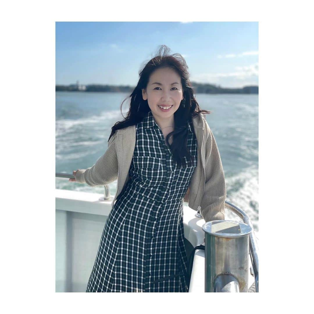 村井麻友美さんのインスタグラム写真 - (村井麻友美Instagram)「歌声喫茶の後は松島湾内観光遊覧船に乗り、ちょこっと観光。 楽しみました♪ ＊ ＊ ＊ #松島 #松島湾内観光遊覧船 #観光 #家族写真  #音無美紀子の歌声喫茶 #ポートレート #村井麻友美」10月16日 16時54分 - mayumi_murai817