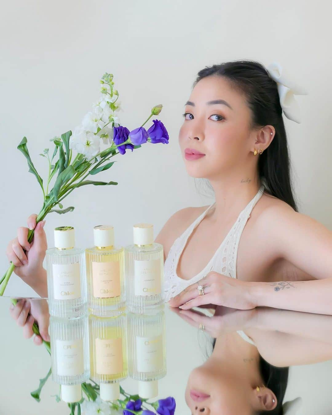 アマンダ・チャンさんのインスタグラム写真 - (アマンダ・チャンInstagram)「Dive into a world where you're the artist and fragrances are your canvas. With @chloe Atelier des Fleurs, I've handpicked Rosa Damascena, Tuberosa 1974 and Verbena to create my own signature scent bouquet. No two fragrances will ever twirl the same way in the air – that's the art of layering for you!  Swing by the Chloé boutique at VivoCity and let your scent story unfold   #iamchloe #chloeparfums #atelierdesfleurs」10月16日 17時05分 - amandachaang