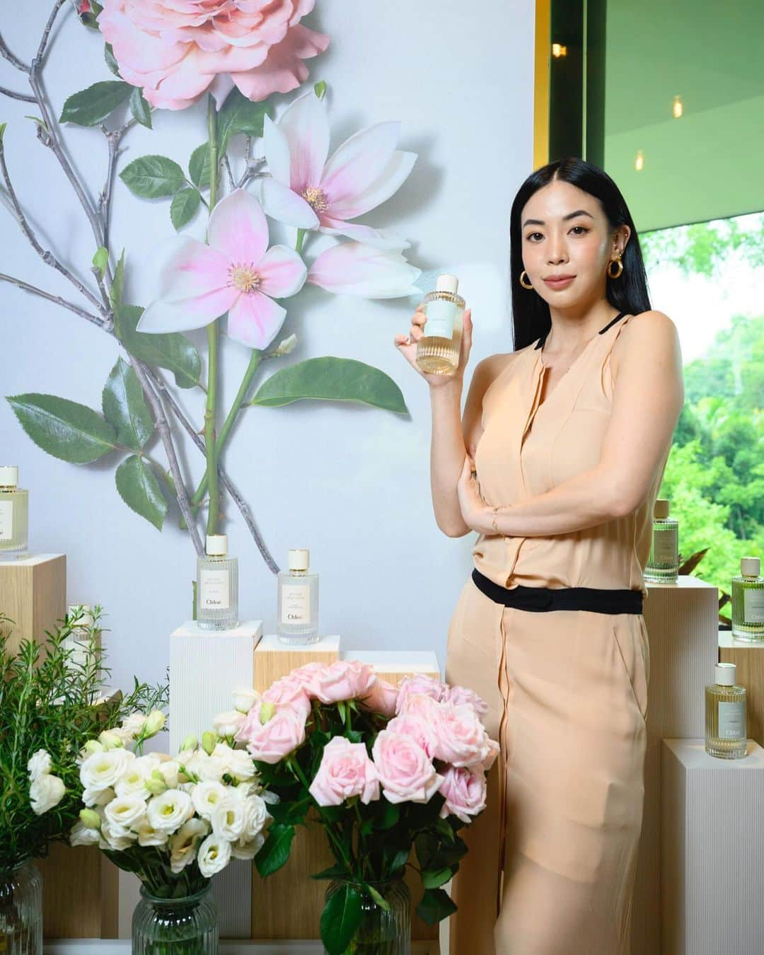 アマンダ・チャンさんのインスタグラム写真 - (アマンダ・チャンInstagram)「Dive into a world where you're the artist and fragrances are your canvas. With @chloe Atelier des Fleurs, I've handpicked Rosa Damascena, Tuberosa 1974 and Verbena to create my own signature scent bouquet. No two fragrances will ever twirl the same way in the air – that's the art of layering for you!  Swing by the Chloé boutique at VivoCity and let your scent story unfold   #iamchloe #chloeparfums #atelierdesfleurs」10月16日 17時05分 - amandachaang