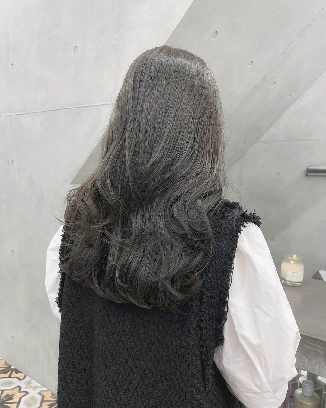 兼井遼のインスタグラム：「オリーブグレージュ＊  柔らかくほつれるヘア😌  ツヤのある 暗くても透明のある カラーならお任せください☺️  10月のご予約も まだまだお取りできます🙇🏻  ご質問などは コメントにてお問い合わせください！😌  #ケアカラー  #ヘアアレンジ  #ケアダブルカラー  #巻き方  #髪質改善カラー  #イルミナカラー  #ミルクティーベージュ #グレージュ  #ケアブリーチ  #ハイライトカラー  #ハイトーンカラー  #ブリーチ  #ダブルカラー   #インナーカラー  #オリーブアッシュ  #グラデーションカラー  #グレージュカラー  #ツヤトーン  #パーマ  #艶髪  #外国人風  #髪質改善トリートメント  #くびれヘア  #シースルーバング  #髪質改善  #ラベンダーグレージュ  #オリーブグレージュ  #トリートメント  #ヘアアクセサリー　#インナーハイライト」