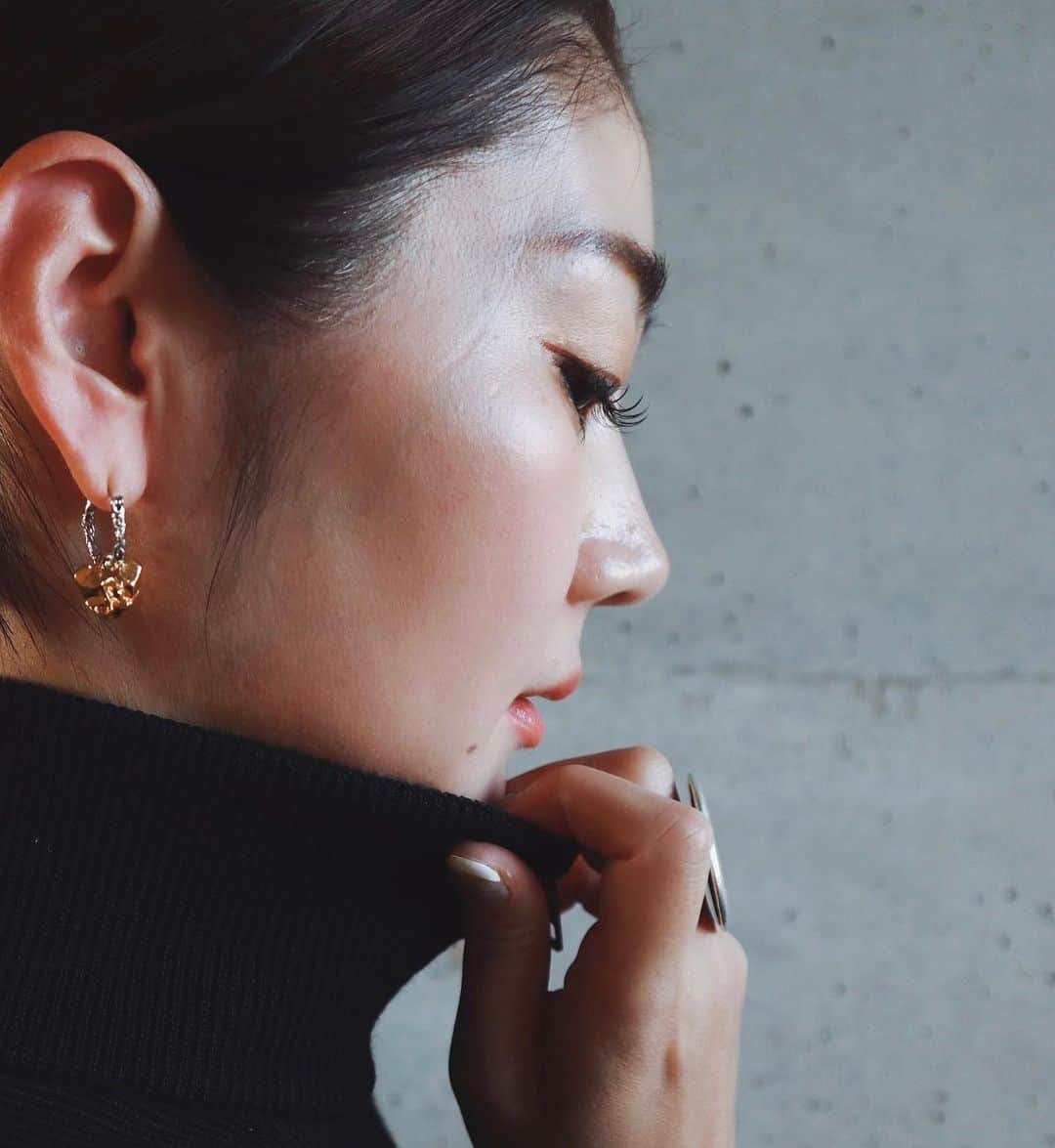 ジュジュのインスタグラム：「silver hoop ver.  #akarih #🧡🖤🤍」