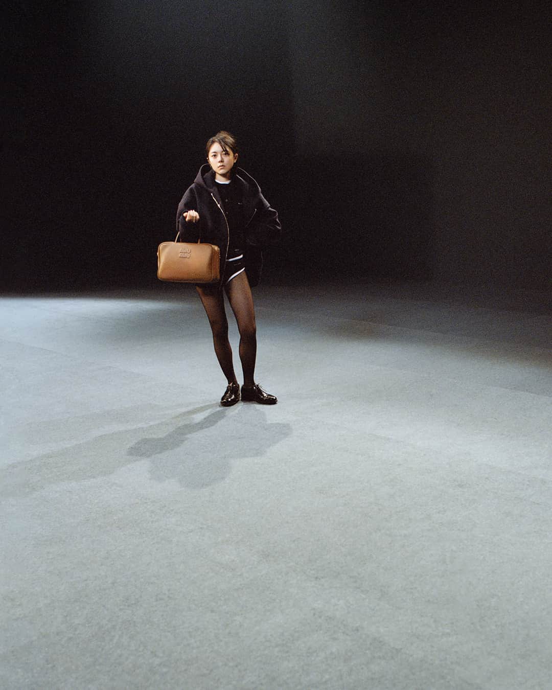 のインスタグラム：「A casual and versatile attitude characterized Miu Miu Fall/Winter 2023 collection.   Featuring Zhao Jinmai (@jinmai_z). Photographed by @ZoeGhertner. Creative direction by @EdwardQuarmby. Styled by @LottaVolkova.  #MiuMiuLIVE #MiuMiuFW23」