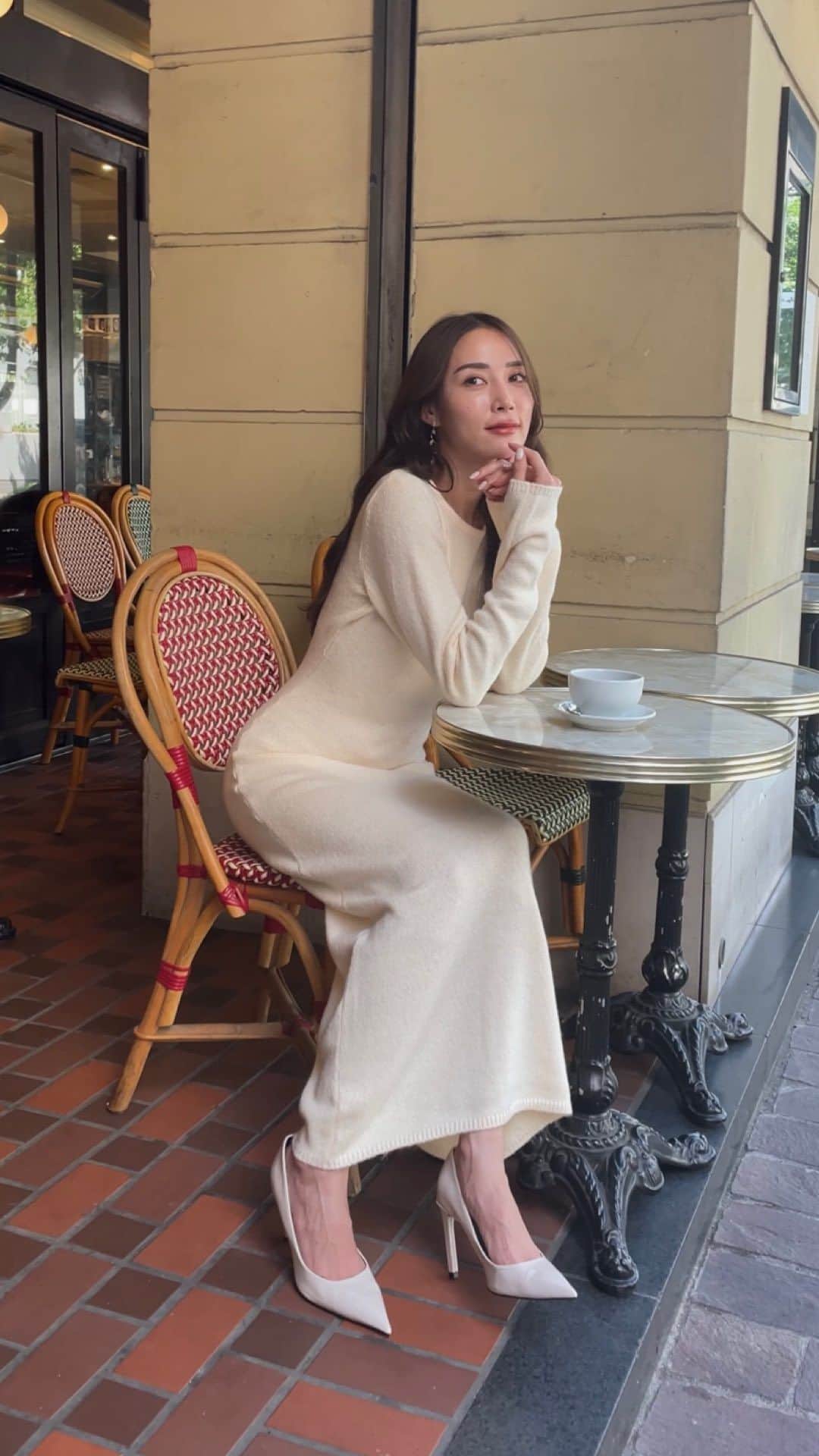 デュラスアンビエントのインスタグラム：「𝐀𝐌𝐁𝐈𝐄𝐍𝐓 × 𝐊𝐄𝐈𝐂𝐀 𝐍𝐀𝐊𝐀𝐒𝐇𝐈𝐌𝐀 𝟤𝟢𝟤𝟥 𝖠/𝖶 𝖲𝖯𝖤𝖢𝖨𝖠𝖫 𝖢𝖮𝖫𝖫𝖠𝖡𝖮𝖱𝖠𝖳𝖨𝖮𝖭 𝖵𝖮𝖫.𝟤  #バックオープンニットマキシワンピース <Ivory, Dark Brown, Black>  一枚で女っぽい、美シルエットなニットワンピース。  背中は丸いカッティングに一本線を施した、デザイン性の高いバックスタイル。　  品のいいシンプルなフロントとの対比が美しく、大人の洒落感が滲みます。  身体のラインを拾いすぎないゆとりがありながら、ウエストがくびれるパターン使いで、抑揚のあるシルエットが実現。  袖も長めに設け、女の子らしい"萌え袖"で、手元にさり気ない可愛げを宿します。  💡コラボ第二弾アイテムを詳しくご紹介した特集ページはサイトTOPページよりご覧頂けます。 ＿＿＿＿＿＿＿＿＿＿＿ ✔︎ @ambient_styling #AMBIENT #ambient_official #ambientstyle #アンビエント #23aw #コラボ #中島ケイカ」