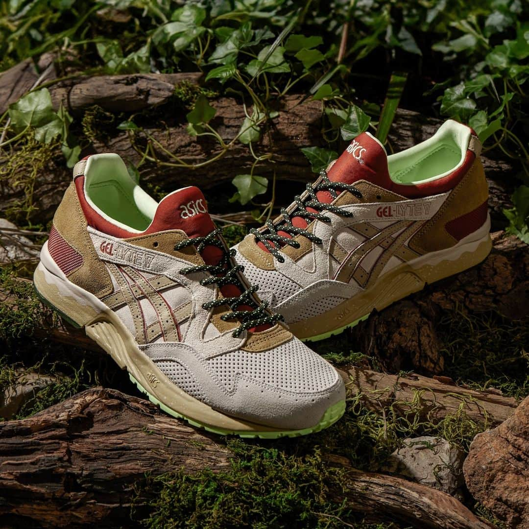 ASICS Tiger JAPANのインスタグラム：「. GEL-LYTE V -CREAM/SAND  2023.10.19 LAUNCH  [取扱店舗] ・アシックス公式ストア（原宿店・心斎橋店・オンラインストア） ・一部のスポーツスタイル商品取扱店  GEL-LYTE V RETROTRAIL PACKは、さまざまなアウトドアシーンからインスピレーションを受けたコレクション。スエード素材、丸みを帯びたラウンドシューレース、バリスティックメッシュのディテールをアッパーに施し、自然界に見られる落ち着いた色合いをイメージしたニュートラルなトーンに仕上げた。さらに、1993年に初めて市場に登場した時と同じように、ミッドソールのかかと部には特徴的な波打つデザインも継承した一足。  #GELLYTEV #ASICS #ASICSSportStyle  #kicks #sneakers #sneakerhead #sneakerfam #シューズ #スニーカー #ファッション #カジュアル #カジュアルコーデ #ストリートファッション #ジャパスニ #スニーカーヘッズ #ストリートコーデ #コーディネート #スニーカー男子 #スニーカー女子」