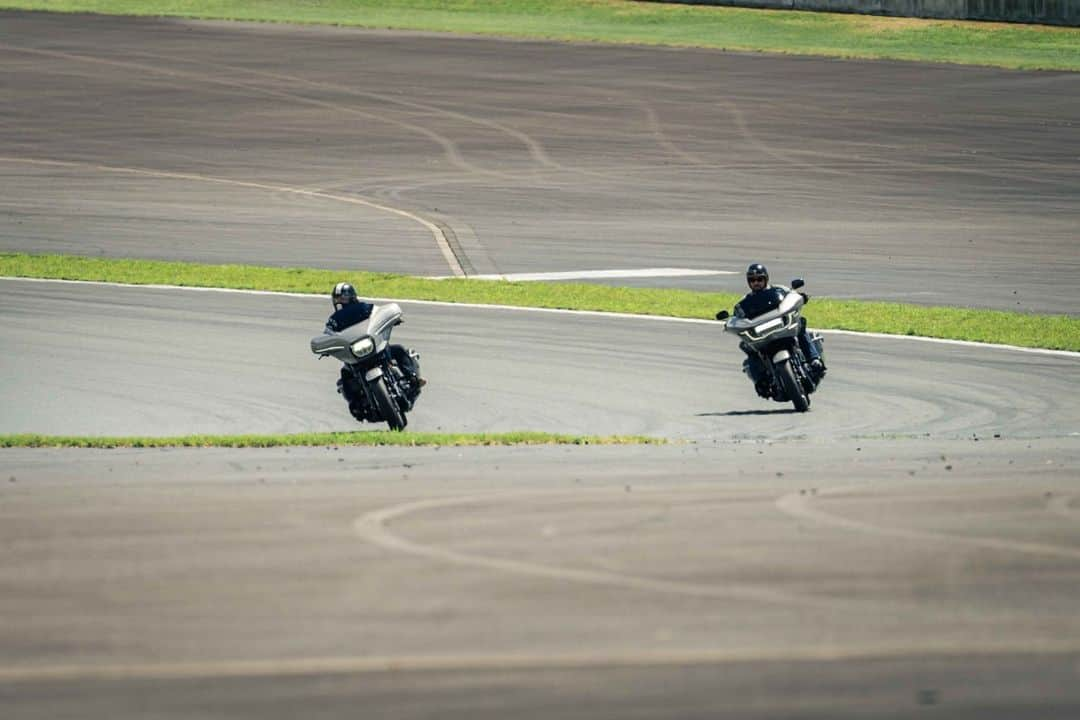 Harley-Davidson Japanのインスタグラム：「新型CVOデビューフェア 11/12(日)まで全国の正規ディーラーで開催中 『FEEL THE CRAFTSMANSHIP ～匠の技と情熱が融合した、最高峰モデルを体感しよう』  デリバリーまもない新モデルを期間限定で展示。期間中ご成約のお客様には、最高峰のCVOシリーズに相応しい上質なリゾートをお楽しみいただける星野リゾートの宿泊券（5万円分）を進呈します。（掲載写真は「界　阿蘇」）過去最高の排気量 1977ccを誇る新たな空冷 V ツイン、Milwaukee-Eight® VVT 121 エンジンを搭載し、大幅に進化した新デザインとCVOならではの精巧なカラーリングが特長の両モデルの魅力を、ぜひ店頭でお確かめください。  「CVO ストリートグライド」と「CVO ロードグライド」2モデルが揃って登場し、跨っていただきエンジン始動ができる*特別キャラバンも実施中。今週末10/21(土) 22(日)はH-D横浜で開催します。*ご試乗はできません  詳しくはキャンペーンページへ https://www.h-d.com/jp/ja/tools/offers/dealer-event-campaign.html  #ハーレーダビッドソン #HarleyDavidson #UnitedWeRide #CVOStreetGlide #CVORoadGlide #CVOストリートグライド #CVOロードグライド #星野リゾート」