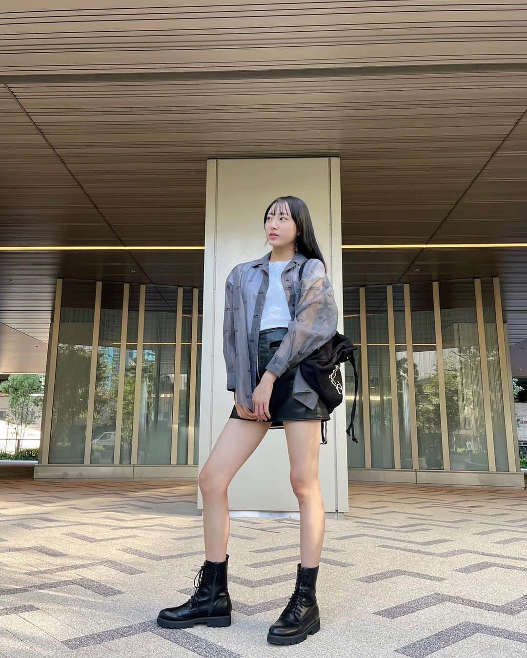 のインスタグラム：「大人モノトーンカジュアルコーデ‪‪  コーデ全体を暗めの色でまとめて私らしさを出しました！！ パキッとしたモノトーンの上にグレーのシースルーシャツを着ることで重たくみえずに大人っぽく見えるところがお気に入り♡ T-shirt♡⃛♡⃛♡⃛ユニクロ sheer shirt♡⃛♡⃛♡⃛EMODA skirt♡⃛♡⃛♡⃛CHICO  #国本姫万里#ヒマリ#ニコラ #nicola #ニコラ11月号 #ニコラモデル #ニコモ #fjc #sjc #ljc #fjk#ユニクロ#EMODA#CHICO#モノトーンコーデ」
