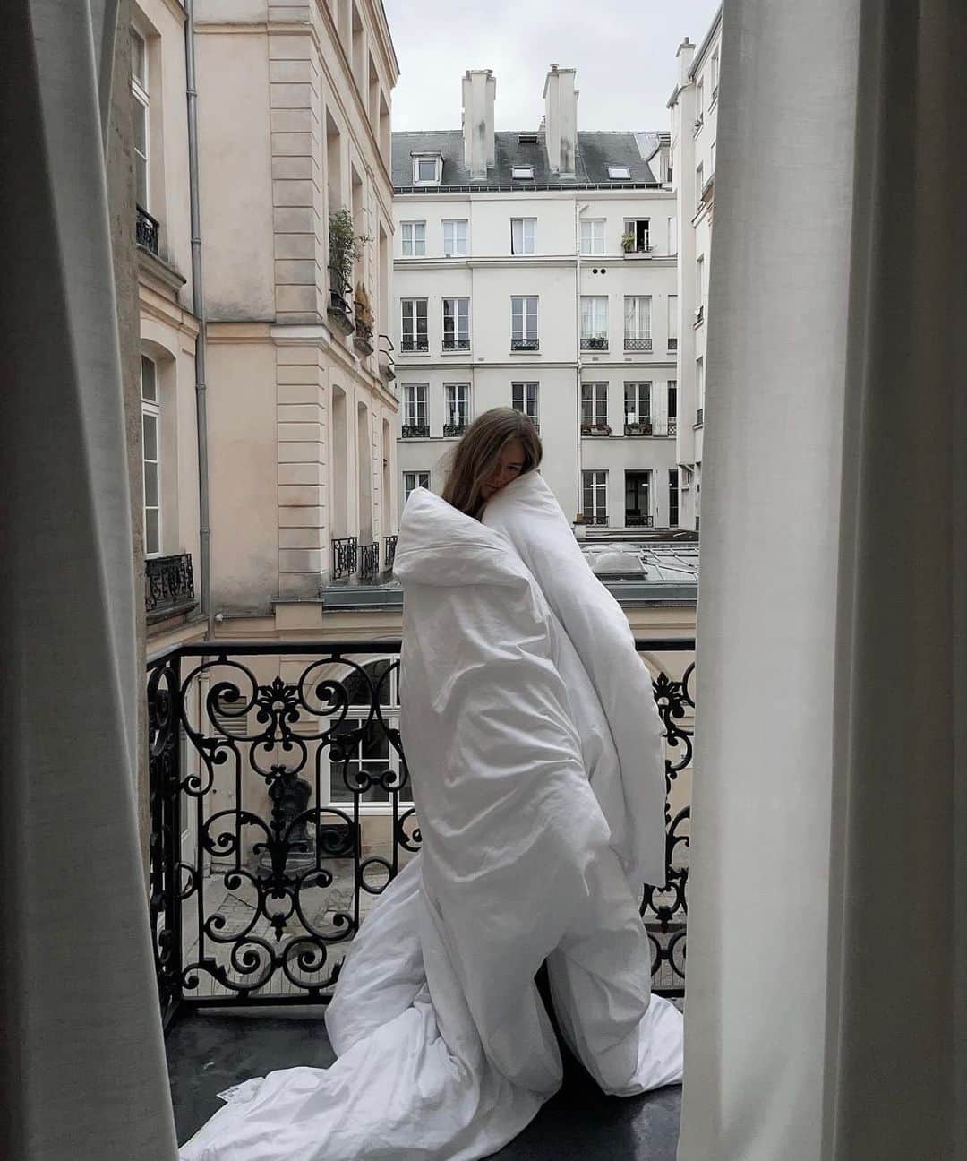 My Little Parisのインスタグラム：「Le lundi, c’est c(h)ouette. 🇬🇧: Monday under cover. (📸: @‌silk.vanille)」