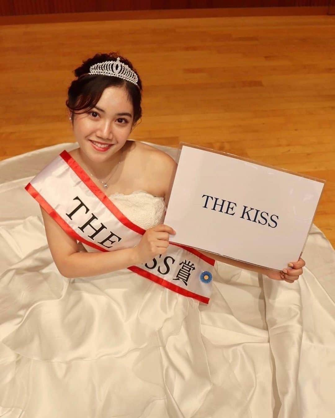 後藤沙梨花のインスタグラム：「・ THE KISS賞に輝いたのは  【エントリーNo.2 木谷心】さんでした✨  木谷さんには株式会社ザ・キッス(@thekiss_love_happy)様よりレディースネックレス 1点が贈られました！  _____________木谷さんからのコメント____________  この度は、「THEKISS賞」という素敵な賞を頂き、大変嬉しく思います。  これまで以上にジュエリーの似合う「素敵な女性」になれるよう、私自身、日々精進していきます💎✨  ありがとうございました！🤍🤍  _____________________________________________  ご協賛ありがとうございました！  #thekiss #ザキッス #ペアリング #学習院女子大学 #和祭 #gwc #Missgwc2023 #misscontest2023 #ミス和コンテスト #ミスコンテスト　#ミス和 #gakushuinwomenscollege #ミス和コンテスト2023 #ミスコン #春からgwc #学女 #学女ミスコン #ミスコンファイナリスト」