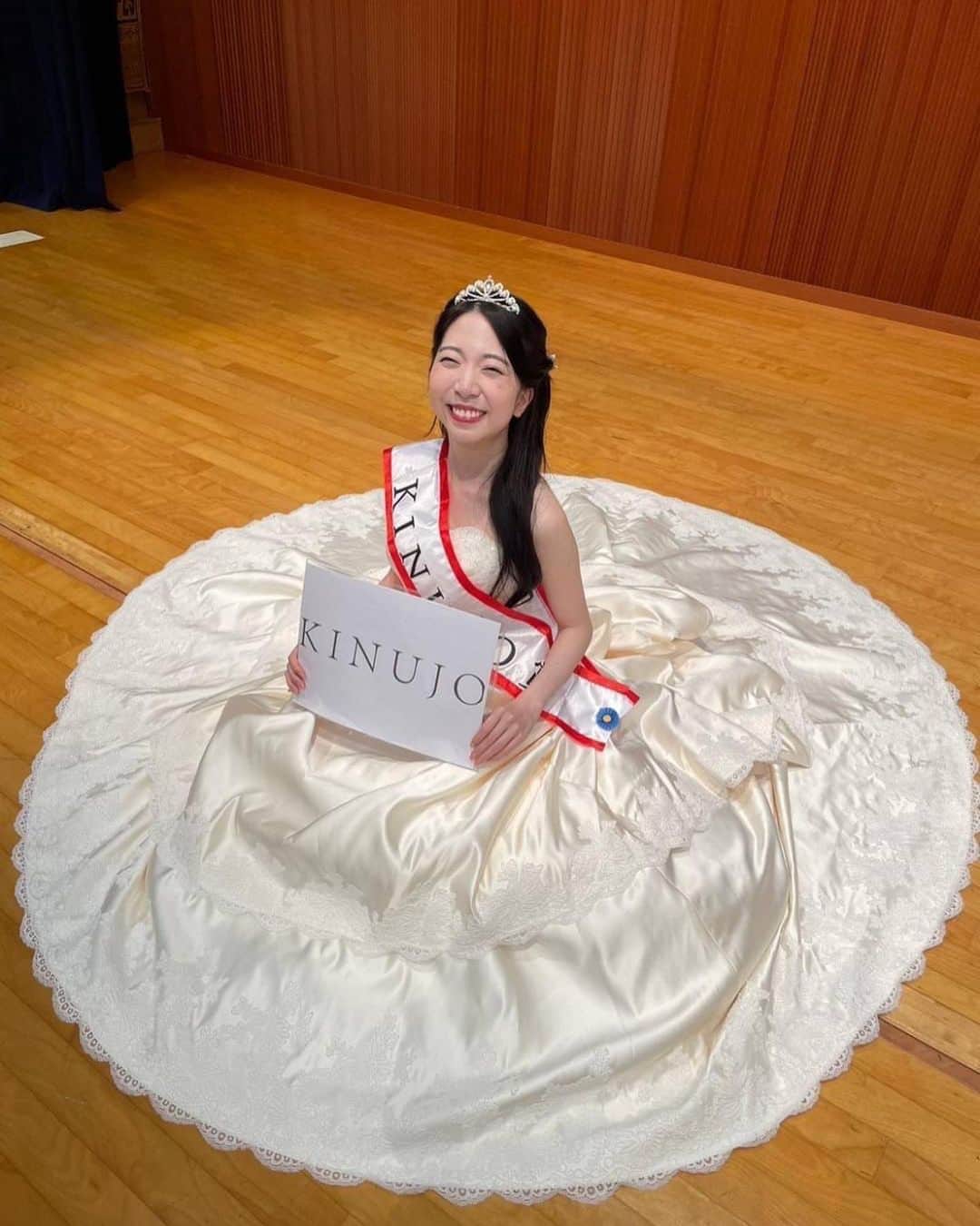 後藤沙梨花のインスタグラム：「・ KINUJO賞に輝いたのは  【エントリーNo.1 坂田野愛】さんです✨  坂田さんには株式会社KINUJO様より  カールヘアアイロン32mm：巻女32 が贈られました！  _____________坂田さんからのコメント____________  KINUJO賞に選んで頂き大変光栄に思います🤍長く伸ばした髪を美しくヘアセットできるよう、日々の食事やヘアメンテナンスにも一層気を遣いたいと身の引き締まる思いです。 この度は誠に有難うございました！！✨️  _____________________________________________  ご協賛ありがとうございました！  #KINUJO #絹女 #学習院女子大学 #和祭 #gwc #Missgwc2023 #misscontest2023 #ミス和コンテスト #ミスコンテスト　#ミス和 #gakushuinwomenscollege #ミス和コンテスト2023 #ミスコン #春からgwc #学女 #学女ミスコン #ミスコンファイナリスト」