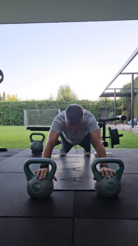 ルイス・ハビエル・ガルシア・サンスのインスタグラム：「MONDAY How's your Monday going? Let's see the positive side, let's give it a chance to this week, as hard as it might look, we can beat it. Kettlebells full body routine on the way, have a great week guys !!」