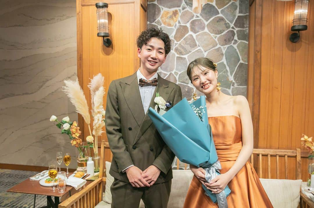 ラヴィ•ファクトリーさんのインスタグラム写真 - (ラヴィ•ファクトリーInstagram)「. 【写真で叶える結婚式】 . こちらのお写真は @koh_lvfk さんから リグラムさせていただきました✨  サプライズムービーに 思わず涙する花嫁さま...😢 ムービー後は新郎さまがクラッカーとともに入場し 花嫁さまに花束のプレゼントを💐 そんな愛に溢れた様子も逃さずお写真に収めます📸 . —————— @laviefactoryをフォローして #laviefactory #ラヴィファクトリー のハッシュタグをつけて お写真を投稿してみてくださいね✳︎ . こちらの公式IG（@laviefactory） で取り上げさせていただきます✨ . 思わず笑顔になれるハートのある 「家族写真」はラヴィクルール* >>>@laviecouleur_official . #wedding #weddingphotography #photo #ハートのある写真 #instawedding #結婚写真 #ウェディング #ウェディングフォト #撮影指示書 #ロケーションフォト #前撮り #写真好きな人と繋がりたい #フォトウェディング #卒花 #後撮り #ウェディングニュース #前撮り小物 #前撮りフォト #前撮りアイテム #ウェディング撮影 #撮影構図 #前撮りアイディア #撮影指示書 #花嫁コーディネート #洋装ロケフォト #挙式レポ #結婚式当日 #結婚式演出」10月16日 17時09分 - laviefactory