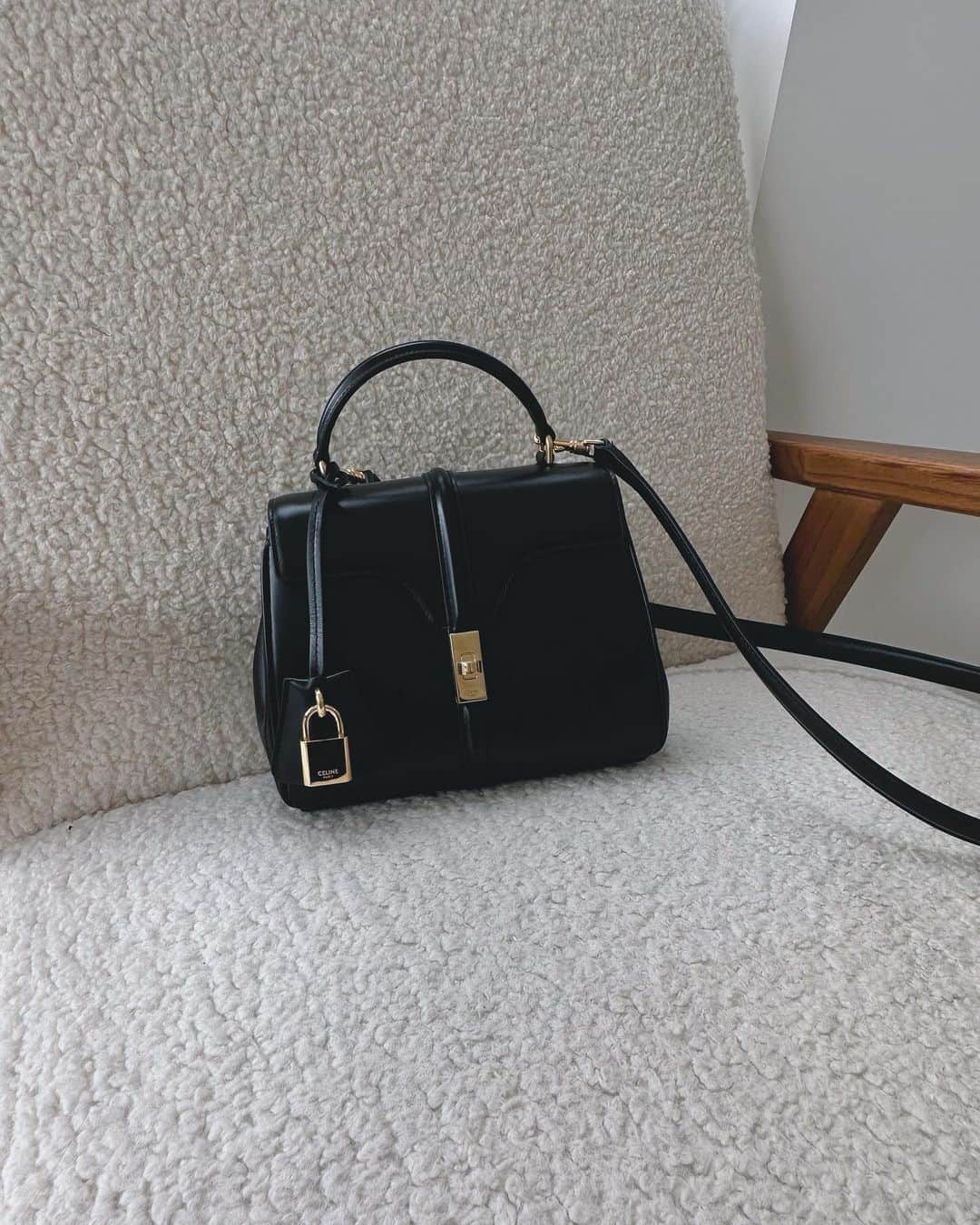のインスタグラム：「🖤🖤🖤 太多人詢問這咖包包 一次回覆品牌是：CELINE  這次一樣買黑色 怎麼看怎麼喜歡~ iPhone手機也裝得下 小小缺點是我本人比較粗魯🫣 這款皮質比較容易有刮痕 提醒我以後背的時候要淑女一點👌🏻」
