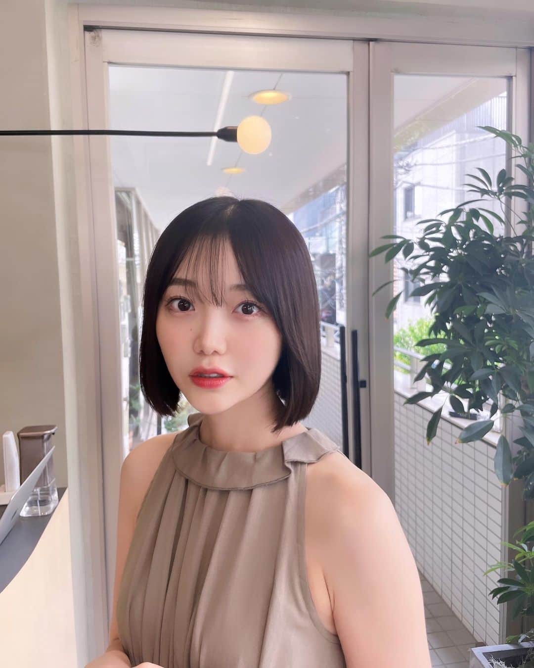 松岡里英のインスタグラム：「☀︎ 10月1日のだからすごい薄着だけど(笑)、 今が1番髪短いかも🫢  #ショートボブ #ボブ」