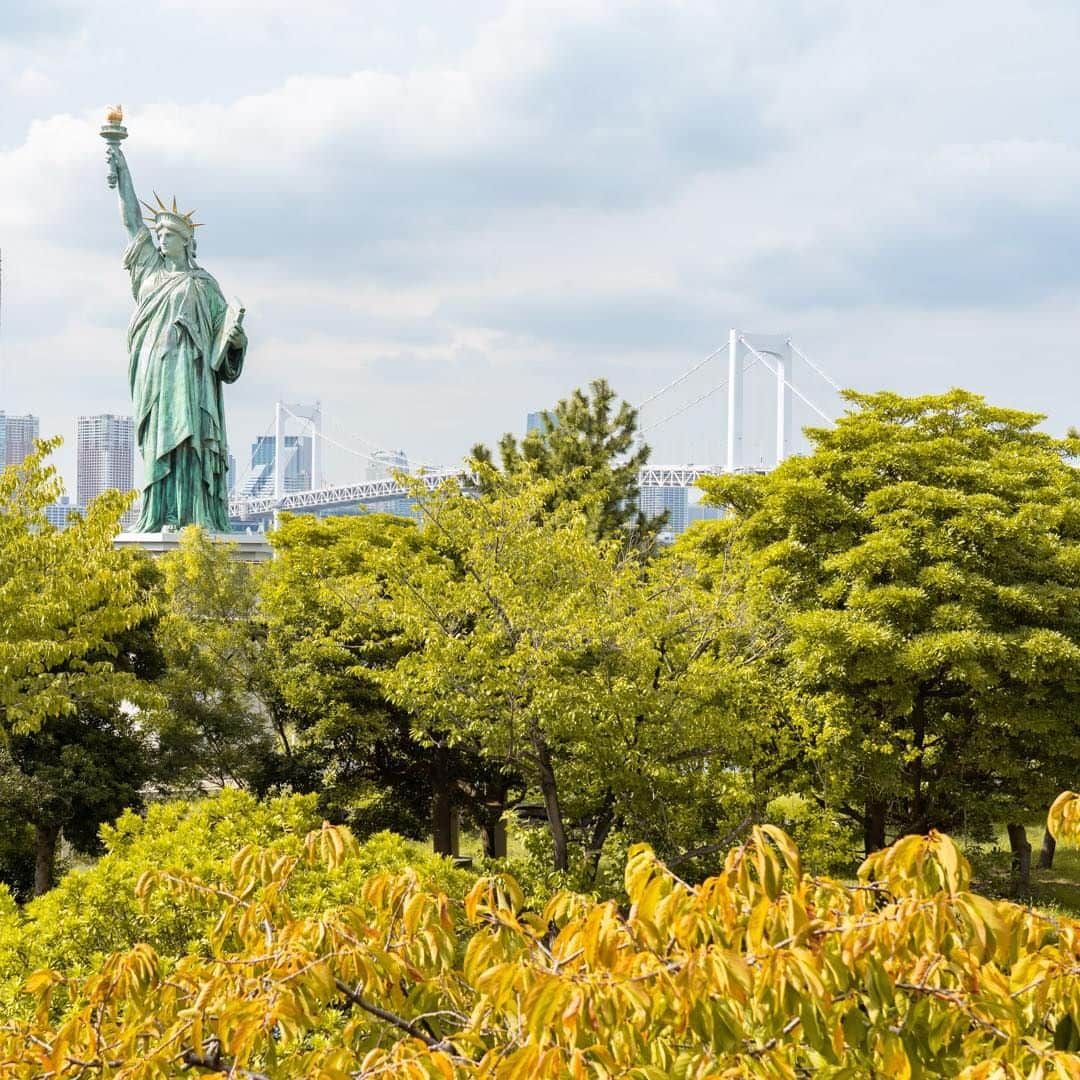 アクアシティお台場/AQUA CiTY ODAIBAのインスタグラム：「. 【お台場景色🗽】  今年は夏が長く、とても暑かったですね。 お台場の空もようやく秋空へと変わってきました。 過ごしやすい気候の中、少しずつですが紅葉も始まっていました🍂  #秋 #小さい秋みつけた #自由の女神 #レインボーブリッジ #青空 #お台場景色 #お台場観光 #海 #お台場デート #景色好きな人と繋がりたい #景色好きと繋がりたい #自由の女神像 #海好きな人と繋がりたい #風景写真部 #風景写真好き #odaiba #odaibatrip #odaibatravel #japantrip #tokyotrip #tokyotravel #japantravel #visittokyo #일본여행 #도쿄여행 #アクアシティ #アクアシティお台場 #お台場 #東京 #tokyo」