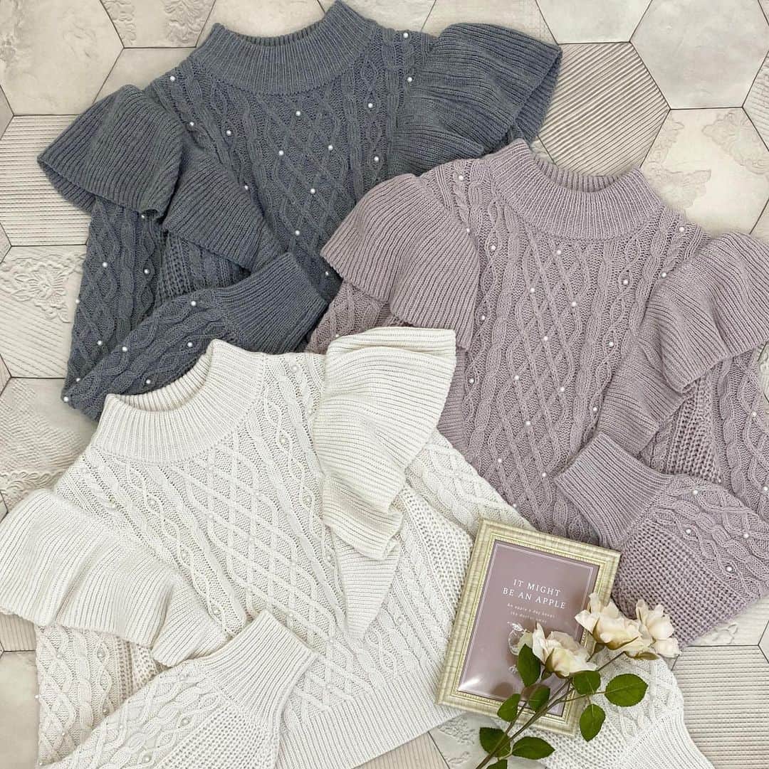 のインスタグラム：「【 pre order item♡】 ⁡ ⁡ ⁡ ⁡ ⁡ ingnistore,zozotownにて先行予約受付中‼︎ (10月下旬発送予定) ⁡ ⁡ ⁡ ■フリルケーブルパール付ニット #1234-900261 ¥4,950 (tax in) 3カラー ⁡ ⁡ ⁡ 大人気間違いなしの新作フリルニット🤍 ⁡ 毎年大人気のフリルニットが さらに可愛くなって登場💐 ⁡ 秋冬に映えるケーブル柄にパールが散りばめられた トレンドデザインがとにかく可愛い♡ ⁡ 存在感のある大きなフリルもアクセントになり コーデがより一層フェミニンに仕上がります🩰 ⁡ ⁡  ┈┈┈┈┈┈┈┈┈┈┈┈┈┈┈┈┈ ┈┈┈┈┈┈ ⁡ ⁡ 〈INGNIコーデを大募集♡〉 @ingnistoreと#ingniコーデ のタグをつけて投稿していただいた方の中から、随時公式アカウントにてご紹介させていただきます‼︎ ⁡ ⁡ #INGN I#ingni #fashion #2023 #aw #오오티디 #패션#穿配不重样#秋コーデ #冬コーデ #デートコーデ #ファッション #トレンドコーデ #韓国コーデ #可愛いコーデ #フェミニンコーデ #甘めカジュアルコーデ #ガーリーコーデ  ⁡ ⁡」