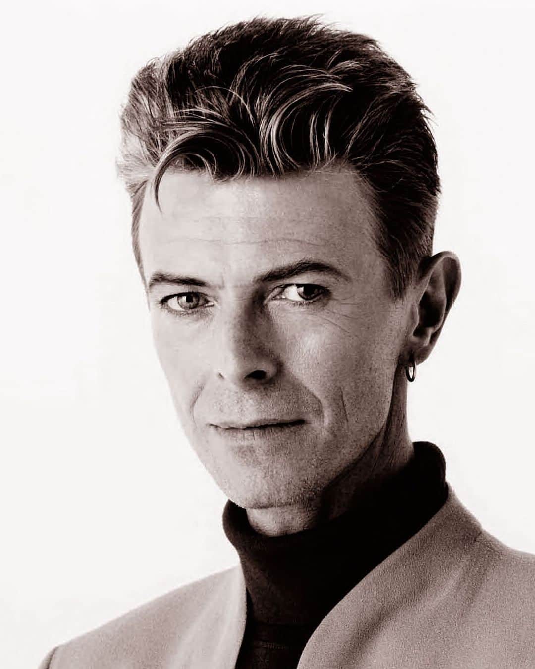 デヴィッド・ボウイのインスタグラム：「“I’m wondering what to say but my eyes do the talking so well...”  Thirty-one years ago, Masayoshi Sukita captured this beautiful portrait of David during a Tin Machine photo session in Tokyo in February 1992. And aren’t you glad he did?   #RandomBowieReturns  #BowieSukita  #BowieJapan  #Bowie1992」