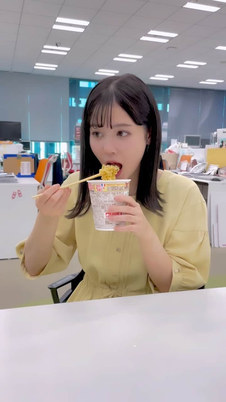 片渕茜のインスタグラム：「おはようございます。 みなみん、モーサテ放送後朝からカップ麺を食べています🤤 モリモリ元気をつけて今日も頑張りましょう🔥  #おはようみなみん　#モーサテ　#モーニングサテライト　#カップ麺」