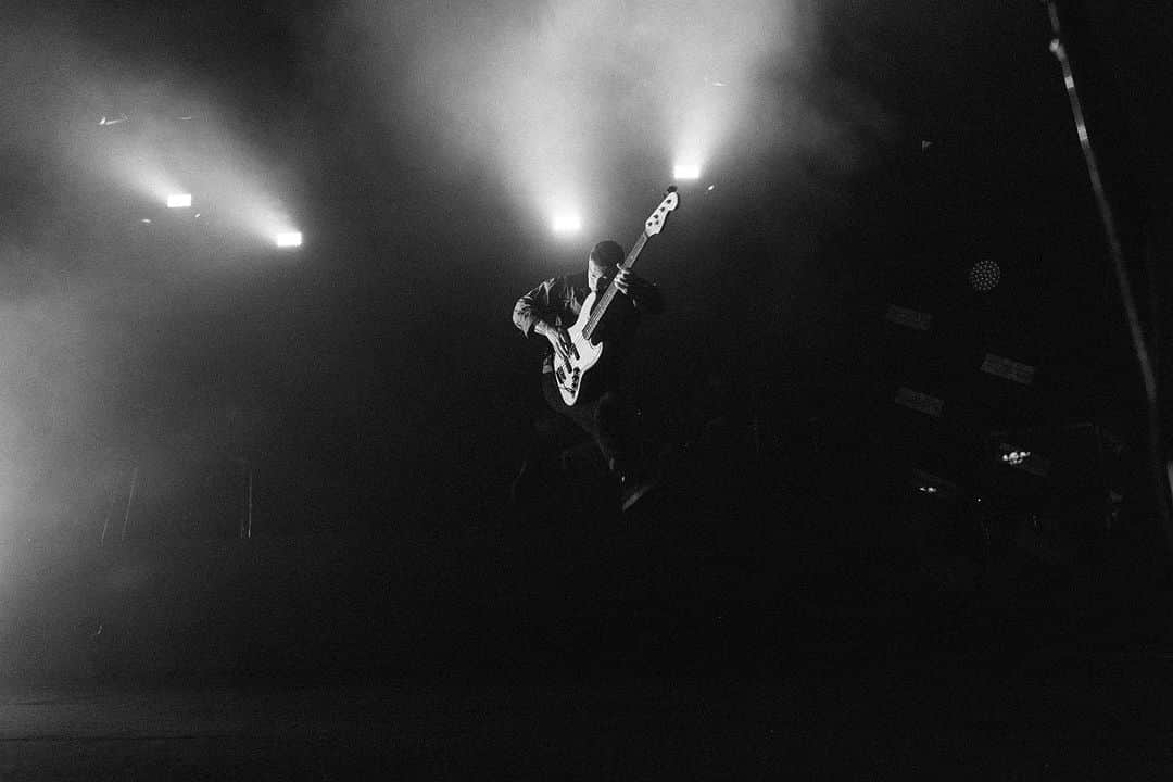 ザッキー・ヴェンジェンスのインスタグラム：「Blinded by the lights in  San Francisco💡#california #sanfrancisco #alltimelow #bass #dramatic 📸 @salmabustos」