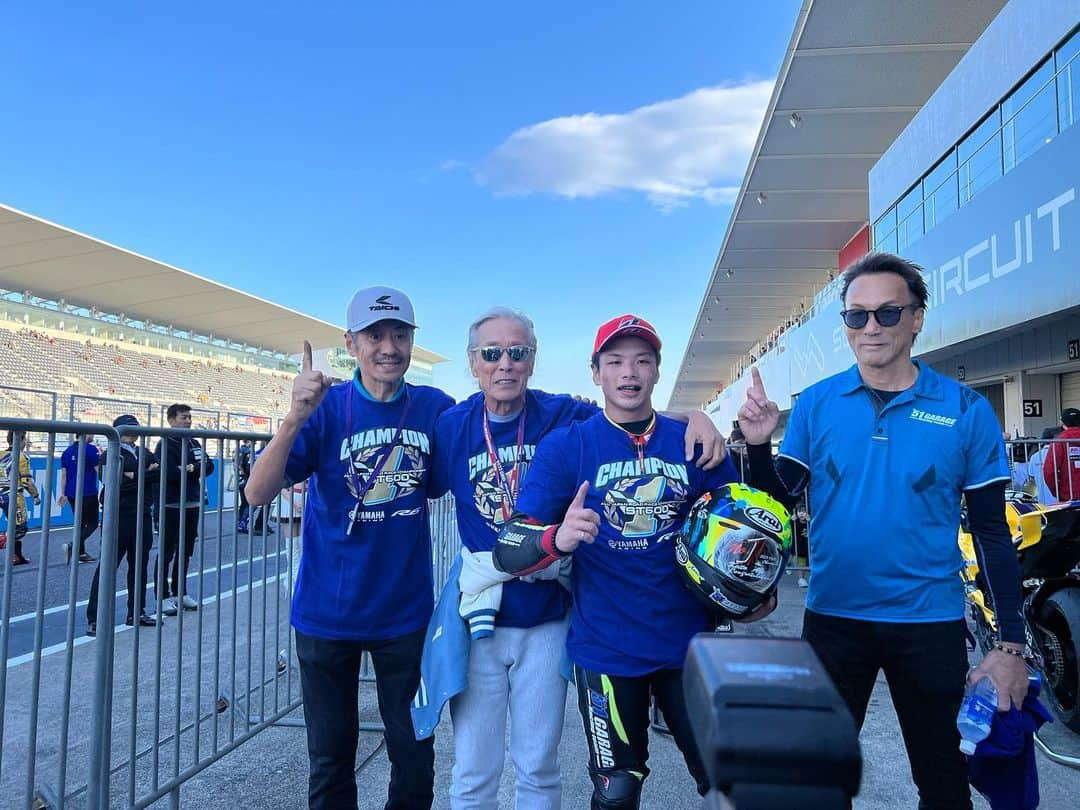 結城アンナさんのインスタグラム写真 - (結城アンナInstagram)「全日本ロードレース選手権 ST600のカテゴリーで、岩城滉一が監督を務める51GARAGEの阿部恵斗選手何シリーズチャンピンオンになりました。 #岩城滉一 #阿部恵斗 #51GARAGE #鈴鹿サーキット #チーム監督」10月16日 8時19分 - ayukihouse