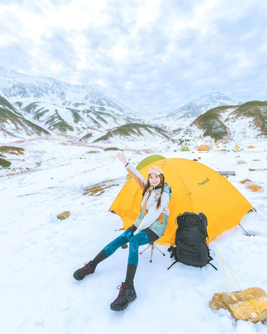 ももせゆきのインスタグラム：「🗻 location📍雷鳥沢キャンプ場🗻 先週初めての登山テント泊した⛺️  紅葉の時期楽しみだなーと思ってたら雪積もってて贅沢な景色でした✨️  ただ、キャンプマット＋シュラフでは夜中寒すぎてなかなか寝付けなかった🥲 冬のテント泊のプロの方どうやって寒さ凌いでるか教えてください🥲  ・ ・ #立山 #立山連峰 #日本百名山  #登山 #登山女子 #climbing #登山記me #yamap55  #山ガール #yamahack #国内旅行  #紅葉  #テント泊  #旅スタグラム  #japantrip#山フォトコン #team_jp_ #japan_daytime_view #genic_mag #IGersJP #retrip_nippon   #カメラ女子 #ファインダー越しの私の世界 #tokyocameraclub #awesome_earthpix  #タビジョ#art_of_japan_  #japan_of_insta  #anatabi」