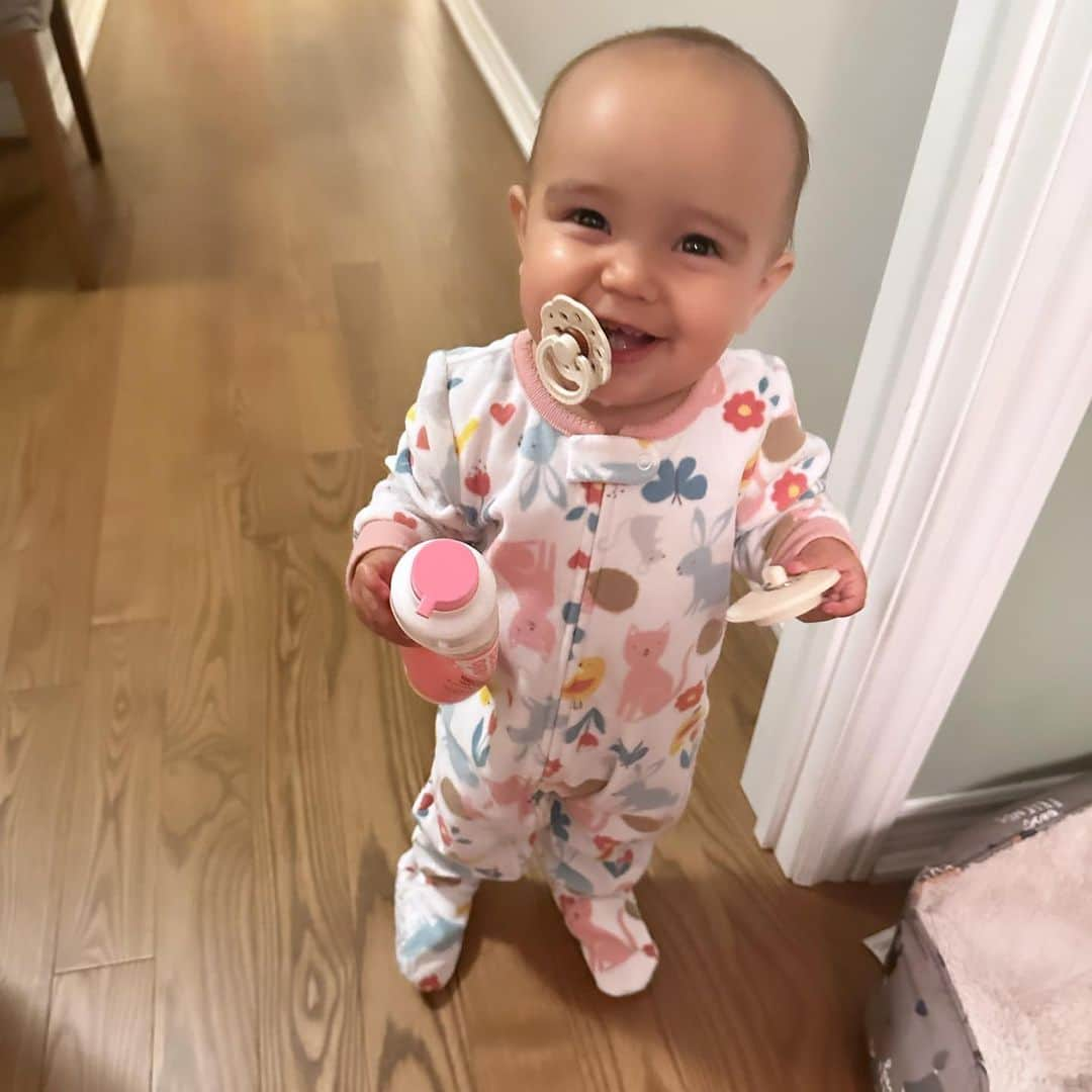 メーガン・デュアメルさんのインスタグラム写真 - (メーガン・デュアメルInstagram)「15 months 🥰  Time flies. Miya is a walking and talking machine! She went from crawling to running at 13 months.   She’s as stubborn as they come and hates the word no. After Zoey’s super easygoing nature, it’s been an interesting adventure.   Love 💕   #babygirl #miyacharlierose」10月16日 8時26分 - meaganduhamel