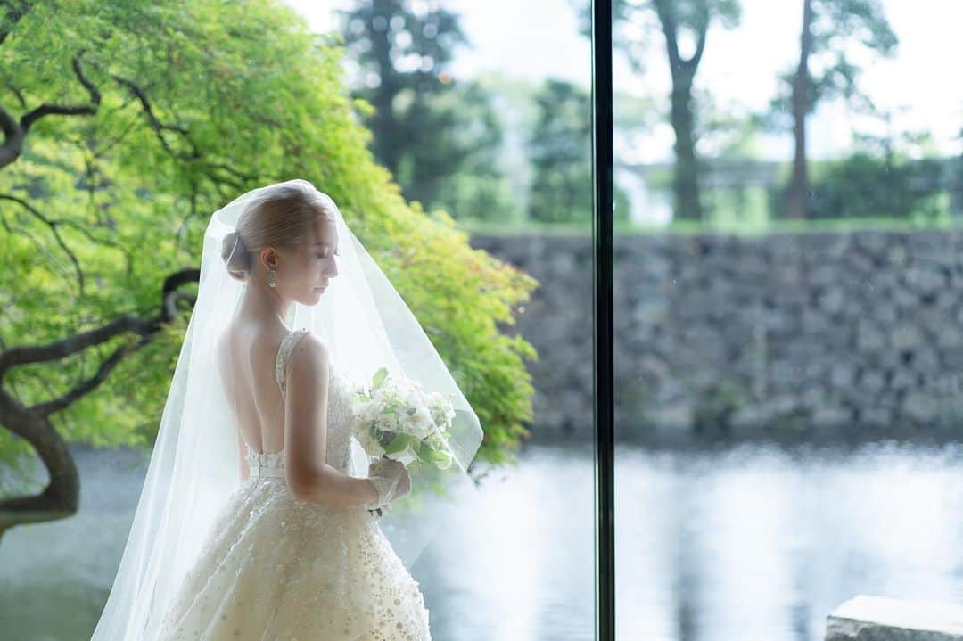 黒沢祐子さんのインスタグラム写真 - (黒沢祐子Instagram)「1ヶ月前のハイトーンな花嫁さん👰‍♀️ 可愛かったなぁ  半年前のfittingで惚れたwedding dress 可愛かったが呼吸もできないほどキツくて、そこから新郎と共に猛烈なサイズダウンに励み緩くなるほどに仕上がった 本当に花嫁さんのスイッチってすごいし当日の美しさにため息 お色直しはブルーのカラードレスでぱっと会場が華やいだ  @ofukutokyo や大阪からのピンクレディー公認⁈のステキなゲストが来てゲスト全員でピンクレディーのUFO🛸を 踊り←もちろん私も😂 笑いあり涙あり愛にあふたれたwedding partyだった！  末永くお幸せに🩵  📷　@katsuki.megumi  💄　@faccie_niho_sunny  🎤　@ofukutokyo  🌼　@72.seven_two @shojiroyamaguchi  👗　@thetreatdressing   #work #yukowedding」10月16日 8時29分 - yukowedding