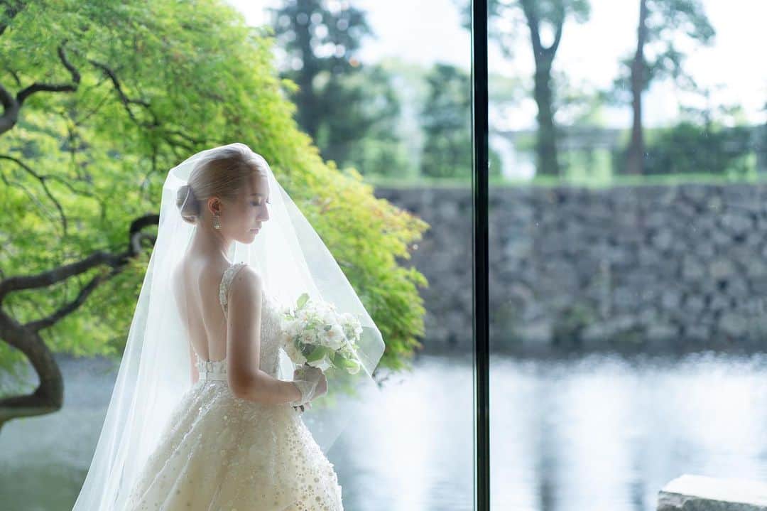 黒沢祐子のインスタグラム：「1ヶ月前のハイトーンな花嫁さん👰‍♀️ 可愛かったなぁ  半年前のfittingで惚れたwedding dress 可愛かったが呼吸もできないほどキツくて、そこから新郎と共に猛烈なサイズダウンに励み緩くなるほどに仕上がった 本当に花嫁さんのスイッチってすごいし当日の美しさにため息 お色直しはブルーのカラードレスでぱっと会場が華やいだ  @ofukutokyo や大阪からのピンクレディー公認⁈のステキなゲストが来てゲスト全員でピンクレディーのUFO🛸を 踊り←もちろん私も😂 笑いあり涙あり愛にあふたれたwedding partyだった！  末永くお幸せに🩵  📷　@katsuki.megumi  💄　@faccie_niho_sunny  🎤　@ofukutokyo  🌼　@72.seven_two @shojiroyamaguchi  👗　@thetreatdressing   #work #yukowedding」