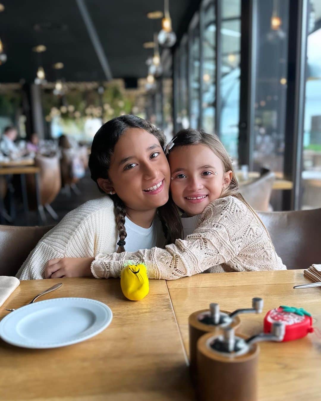 ホルヘリーナ・カルドソのインスタグラム：「Estoy lejos de ser perfecta, pero no me creo la peor de todas. Entiendo que al menos soy lo que puedo, esa que me sale, esa que la rutina expresa. Soy la que ama incondicionalmente a mis hijas y la que pierde la paciencia. La que se sacaría un rato de arriba a sus retoños y la que ruega que no crezcan tan rápido. La que entiende de berrinches ajenos y la que no puede transitar sus propios enojos. La que siente culpa por dejarlas pero también necesita horas a solas cada tanto. La que enseña constantemente y la que sabe que en la maternidad los aprendices somos los padres. La que da sermones y a la vez escucha. La que exige pero da a la par de la demanda. La que necesita de la soledad pero la rechaza cuando ve correr el reloj y extraña el contacto. La que se cansa de los pedidos pero disfruta de ese lugar de privilegio. La que pregunta y esa misma que a la vez se interpela. La que se revisa patrones de crianza. Esa misma que no se queda con manuales que rezaban  otros tiempos.  La que pierde los estribos. La que pide perdón. La que desea mirarlas siempre. La que quisiera disfrutarlas más.  La que a veces anhela volver el tiempo para hacer alguna que otra cosa distinta. Y la misma que se muestra agradecida con el reloj que corre complaciente invitando a compartir más y mejor.  La que trata de acompañar pero no siempre puede. La que intenta reparar y así mismo rompe.  La que elige estar presente aún en ausencias.  La que pretende evolucionar y a veces solo involuntariamente atrasa.  NUESTROS HIJOS NO NOS NECESITAN PERFECTAS, NOS NECESITAN HUMANAS.  ♥️♥️♥️ FELIZ DÍA MAMITAS ♥️♥️♥️」