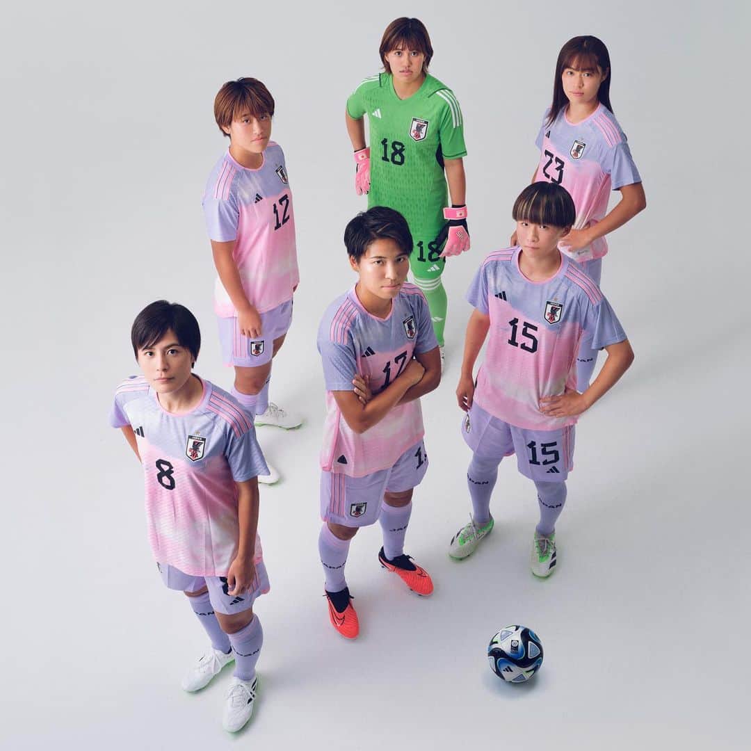 アンアンさんのインスタグラム写真 - (アンアンInstagram)「発売中の #anan 2368号は『シェアLIFE2023』特集。 今年7〜8月に開催された「#FIFA女子ワールドカップ2023」で、ベスト8という結果を残した #サッカー日本女子代表。 快進撃とともに彼女たちが見せたのは、世界一という目標に向けて、チームが一つになった一体感だった。 その絆は、なぜ生まれたのか？ 大会を通じて、“#なでしこジャパン”が全員で共有し、分かち合ったものとは…。  #アンアン」10月16日 8時32分 - anan_mag
