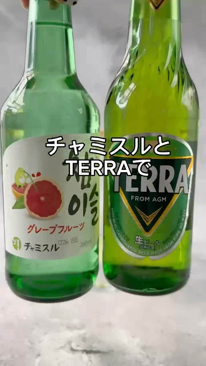 JINROのインスタグラム：「爆弾酒キラつかせてみた🤗  #チャミスルアレンジ #ソメク #韓国カクテル」