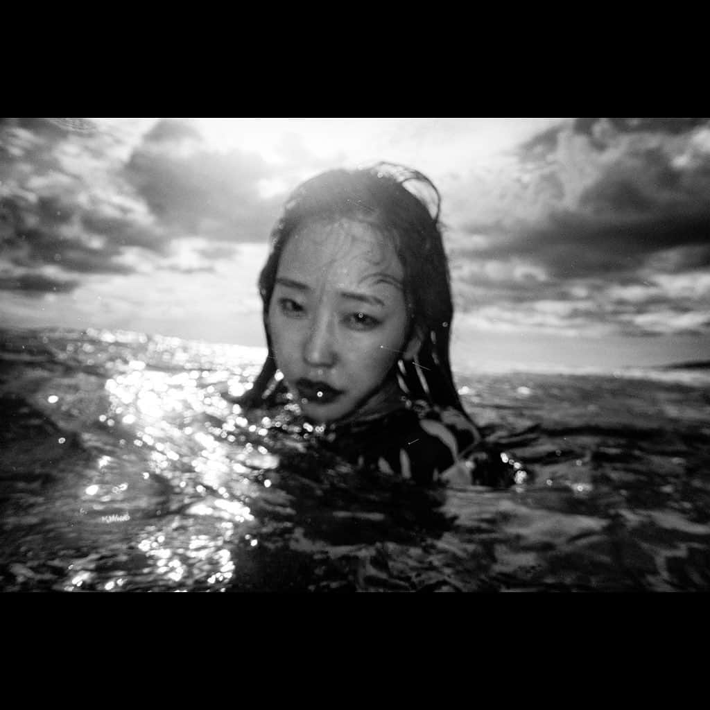Tatsuo Suzukiのインスタグラム：「The sea @natsuho.x_x」