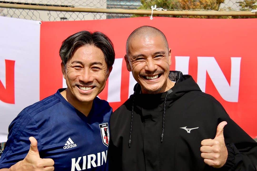 のインスタグラム：「大好きなゾノさんと KIRIN ✖︎ ダイレックス ✖︎ サンドラッグ  サッカー教室in福岡  @maezono_masakiyo   2019年のサッカー教室ぶりにゾノさんと再会！嬉しすぎて嬉ションしそうになった。笑笑 一生の相棒デニもコーチとして帰ってきて最高な現場。  子供達も元気いっぱいでメチャクチャ楽しいサッカー教室になりました。  福岡大学のみんなもありがとう！  最高でした🔥  前日の夜と、イベント終わりの昼で、豚骨ラーメン替え玉含め8杯いってやりました👍」