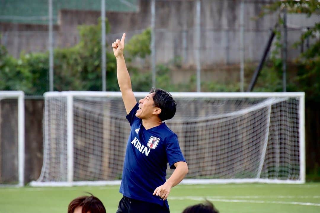 のインスタグラム：「色々なゲストの方とサッカー教室してきましたが、過去全てのサッカー教室の中でダントツ1番ダサいパフォーマンスが生まれました。  @maezono_masakiyo   子供達をスピードで圧倒し、得意のヒップアタックでぶっ飛ばし、子供達がDFに来るのを一切待つことなく無人のゴールにボールを思いっきり蹴り込み、短めの腕を精一杯伸ばし、天高く指を突き上げ、「グラシアス！」と叫んでいました。  ゾノさん、クソダサかったです。  なぜか本人ハマったようで、その後もずっとゴール決めた子供に、「グラシアスって言わないと」って言って、無視されていました。  ゾノさん、クソダサかったです。  ゾノさん、大好きです。」