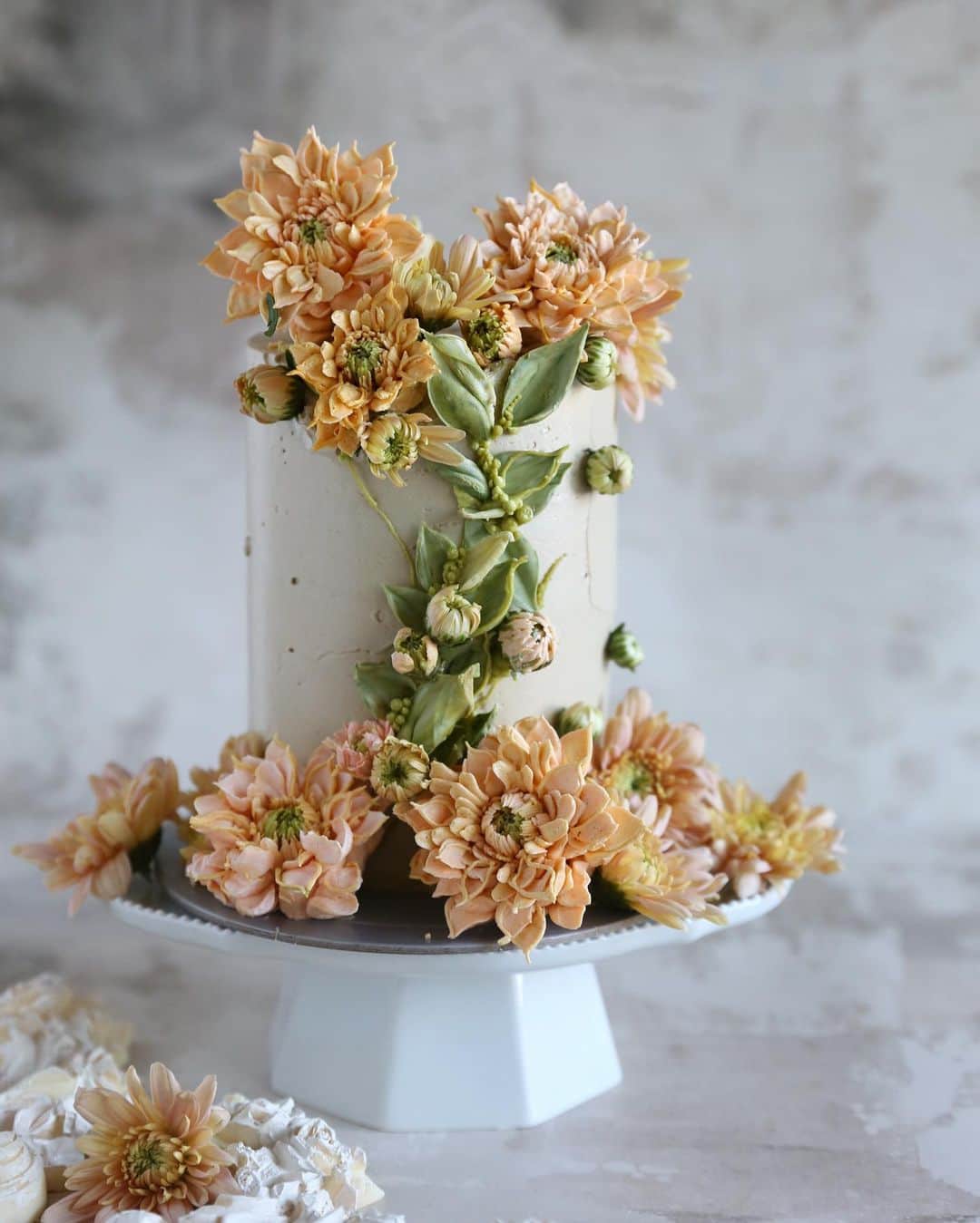 청담 수케이크 (atelier soo)のインスタグラム：「ㅡ Flowers in Autumn 내게첫사랑같은아이, 이화형은 딱이맘때만만날수있나보다 🍁 반가워   #buttercream #flowercake」