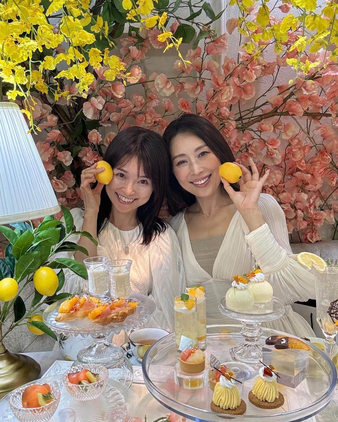 藤田りえのインスタグラム：「ザ・テレビジョーン🍋 ⁡ あやたん @ayako__miyata からお誘いいただき Lemon and Orange Citrusアフタヌーンティーへ！ ⁡ オートクチュールカフェ表参道 @hautecouturecafe_official ⁡ ⁡ サイトの詳細を見た時から、 あやたんを巻き添いにして テレビジョンの表紙みたいに撮る！ と決めていたw ↑平成終わりから令和生まれのみんなは 分からないと思うので 保護者の方に聞いてみてね。 ⁡ ⁡ 久々のアフタヌーンティー、 見た目も可愛いし とっても美味しかったーー♡ 特にセイボリー！！ お代わりー！と言いたくなるくらいだったw (お代わりできません) ⁡ ⁡ このレモンのアフタヌーンティーは 11月5日までなので是非行ってみてね。 女子を連れていくと絶対喜ぶよ！ ⁡ ⁡ ⁡ #hautecouturecafeomotesandou #hautecouturecafe #オートクチュールカフェ表参道 #オートクチュールカフェ #アフタヌーンティー#afternoontea #新店舗 #newopen#表参道カフェ」