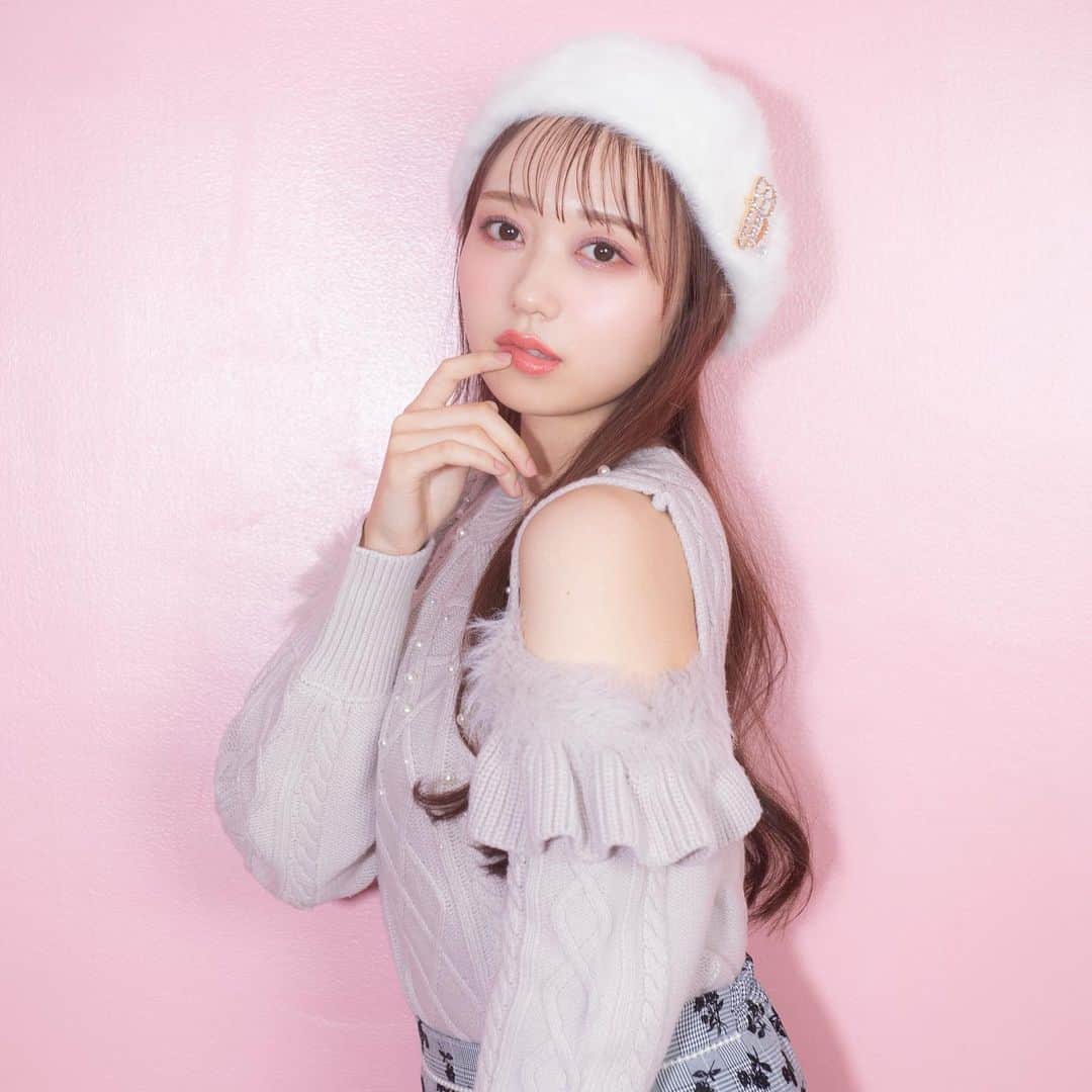 evelynのインスタグラム：「winter collection new model coordinate♡ ㅤㅤㅤㅤㅤㅤㅤㅤㅤㅤㅤㅤㅤ AKB48 大盛真歩さん🐰♥︎ ㅤㅤㅤㅤㅤㅤㅤㅤㅤㅤㅤㅤㅤ 冬コレクションをたくさん可愛く着ていただきました ❄︎⋆* ㅤㅤㅤㅤㅤㅤㅤㅤㅤㅤㅤㅤㅤ ::::::::::୨୧::::::::::୨୧::::::::::୨୧:::::::::::  ㅤㅤㅤㅤㅤㅤㅤㅤㅤㅤㅤㅤㅤ \ 10月下旬入荷予定 / #ショルダーカットニット ¥6,900 #フロッキーフリルスカパン ¥6,400 ㅤㅤㅤㅤㅤㅤㅤㅤㅤㅤㅤㅤㅤ #evelyn #エブリン」