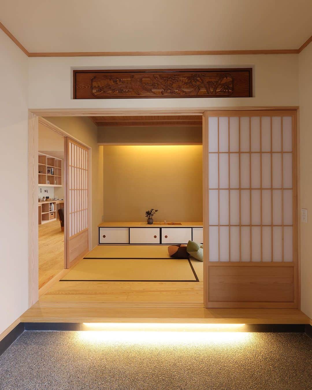 安成工務店さんのインスタグラム写真 - (安成工務店Instagram)「玄関から和室・ダイニングキッチン・リビングへと繋がる間取り。急な来訪者があっても建具を閉めてしまえば和室で完結します。ダイニングは造作のテーブルをL字型に設けてキッチンを囲みながらお食事ができる空間としました。  more photos…@yasunari_komuten  ...............  💡暮らしの中の“ちょっといいな”を集めました @yasunari_life  💡安成工務店がご提案する家具ショップ @ecoshop_com  ...............  #ウッドデッキ #ウッドデッキのある家 #ウッドデッキの活用 #アウトドアリビング #安成工務店 #yasunari #工務店 #注文住宅 #住宅 #木の家 #木造 #一戸建て #新築 #マイホーム #省エネ住宅 #エネルギー自給 #自然素材 #OMソーラー #家 #無垢材 #山口県 #福岡県 #季節を楽しむ #津江杉 #珪藻土 #輪掛乾燥材 #家造り #和室 #造作 #ダイニングテーブル」10月16日 8時58分 - yasunari_komuten
